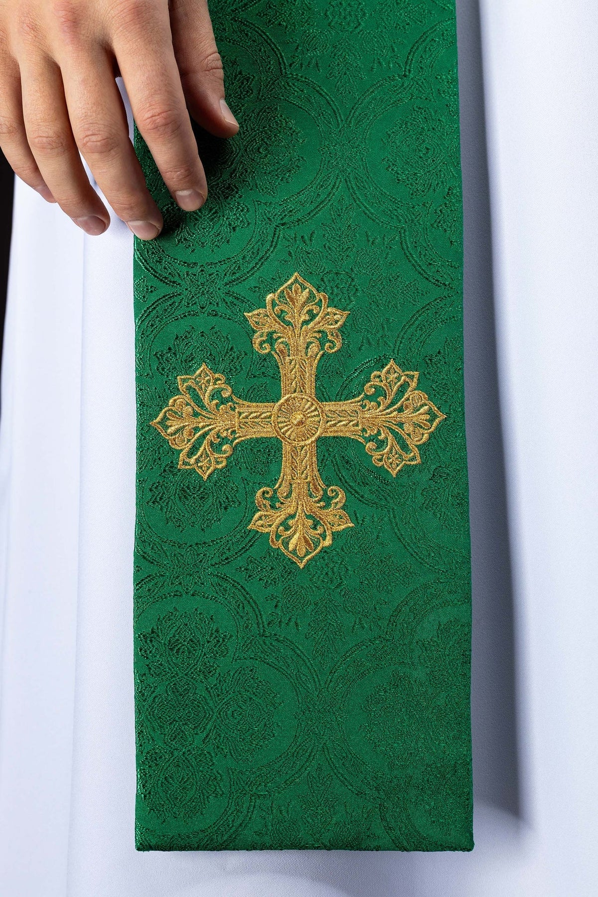 Stuła haftowana z motywem Krzyża zielona tkanina żakardowa - SZATYLITURGICZNE.PL