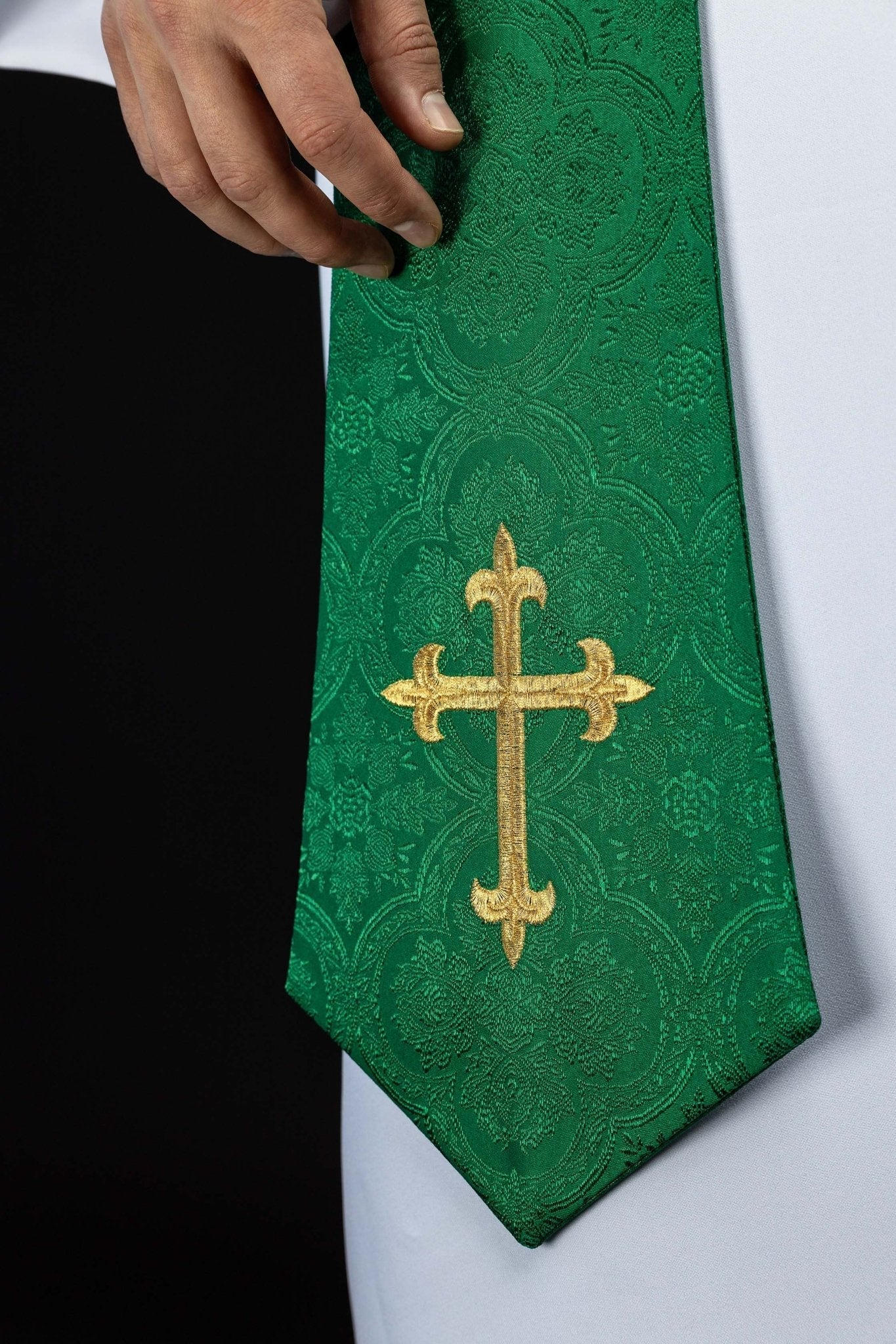 Stuła haftowana z motywem Krzyża zielona tkanina żakardowa - SZATYLITURGICZNE.PL