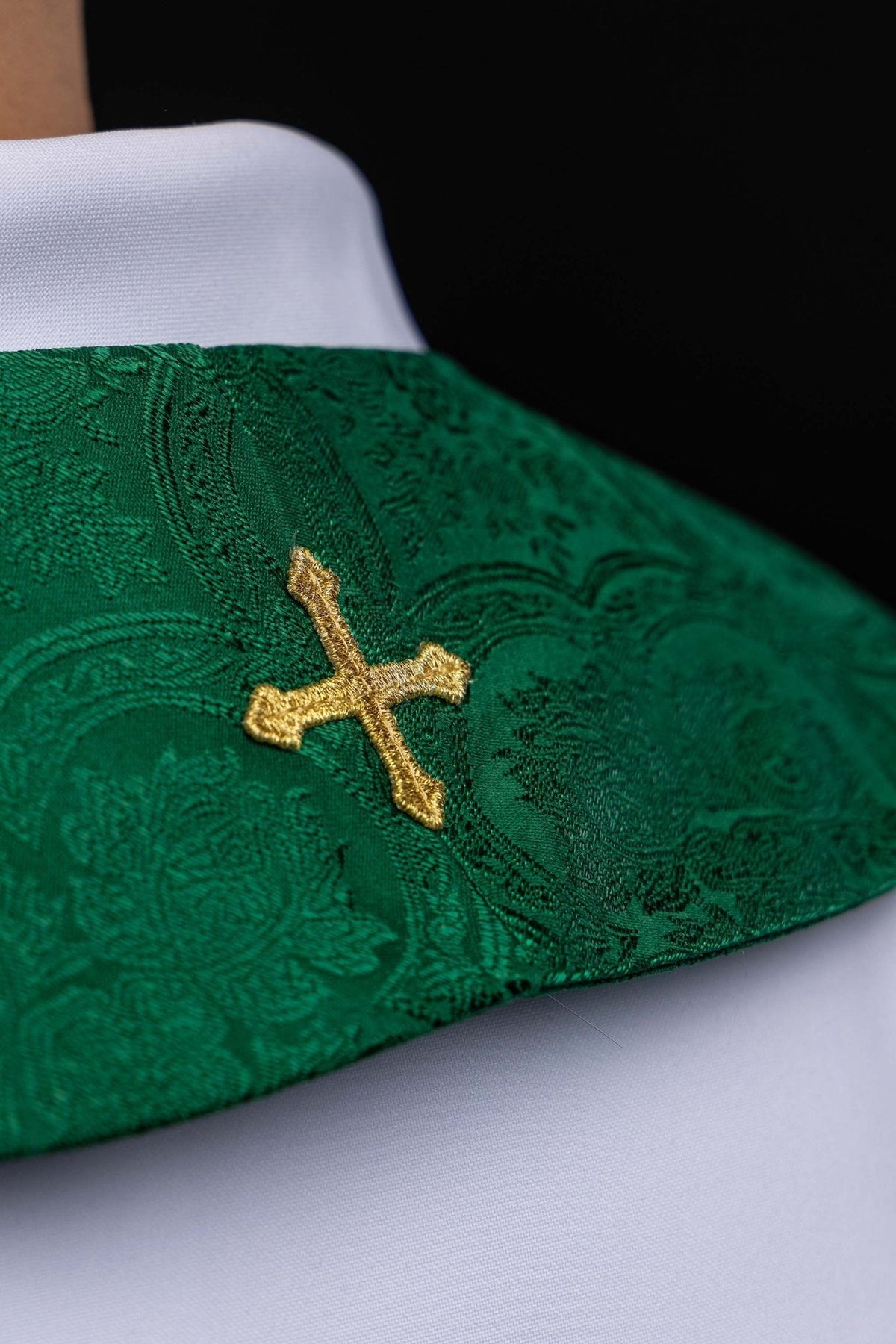 Stuła haftowana z motywem Krzyża zielona tkanina żakardowa - SZATYLITURGICZNE.PL