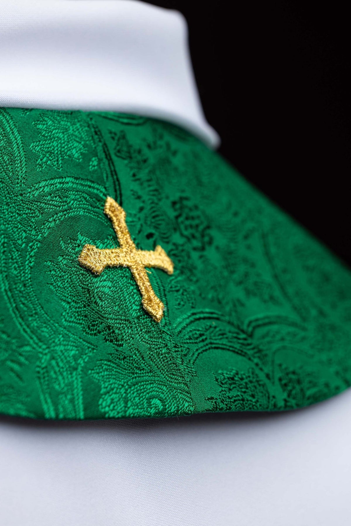 Stuła haftowana z motywem Krzyża zielona tkanina żakardowa - SZATYLITURGICZNE.PL