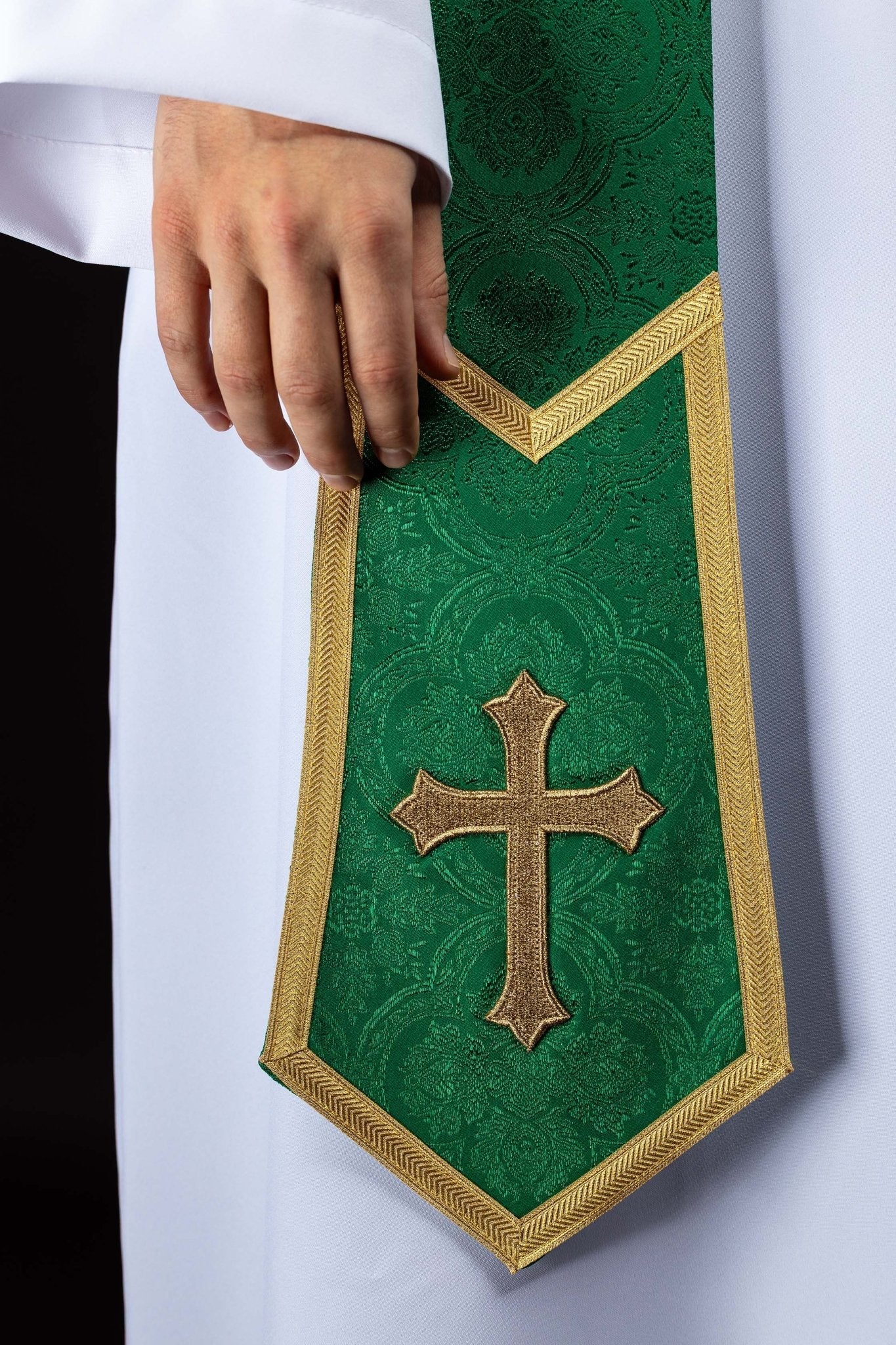 Stuła haftowana z motywem Krzyża zielona tkanina żakardowa - SZATYLITURGICZNE.PL