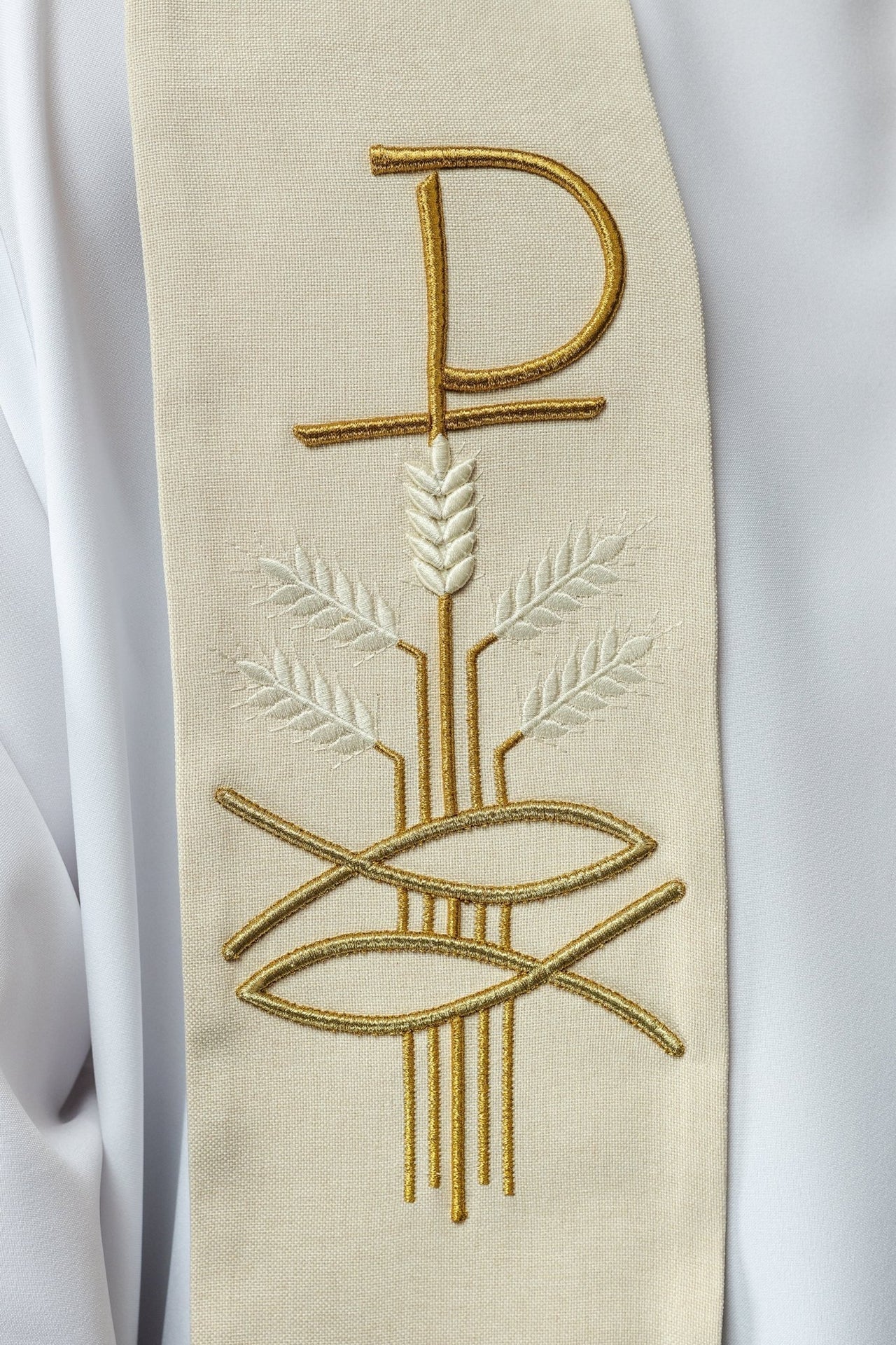 Stuła haftowana z motywem Pax, ryby i kłosa ecru - SZATYLITURGICZNE.PL