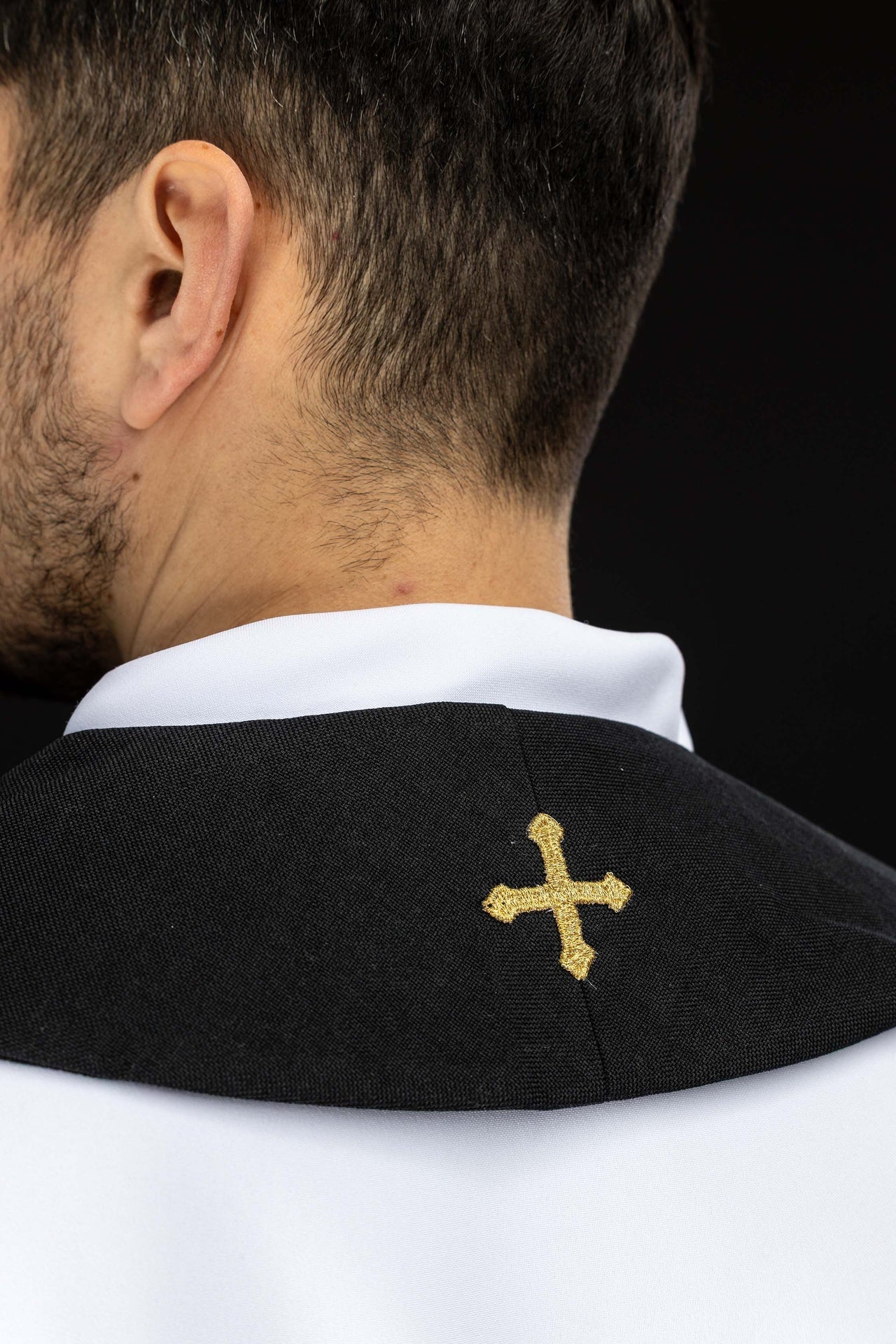 Stuła haftowana z symbolem krzyża aksamit czarna - SZATYLITURGICZNE.PL