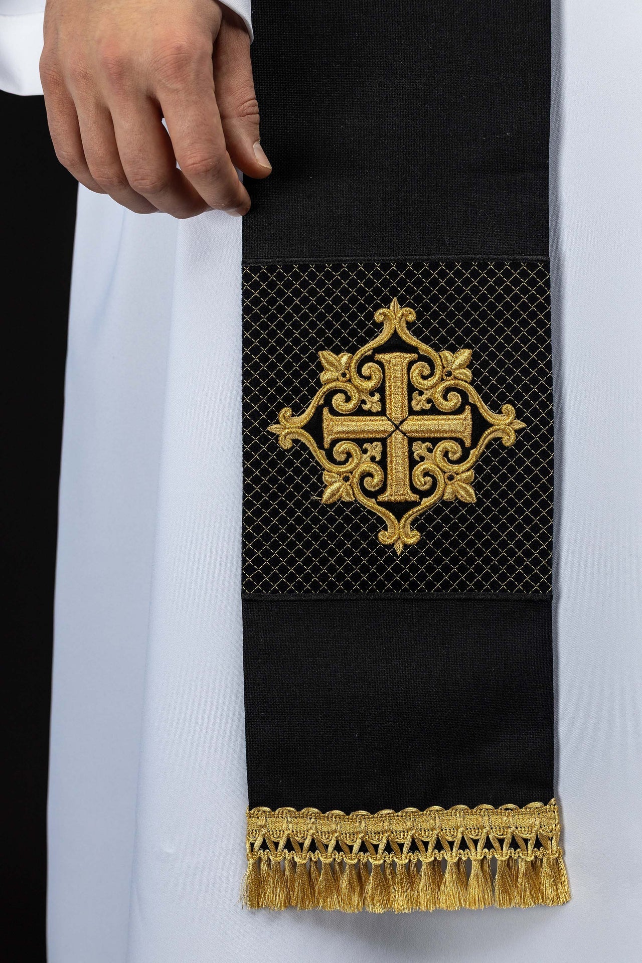 Stuła haftowana z symbolem krzyża aksamit czarna - SZATYLITURGICZNE.PL