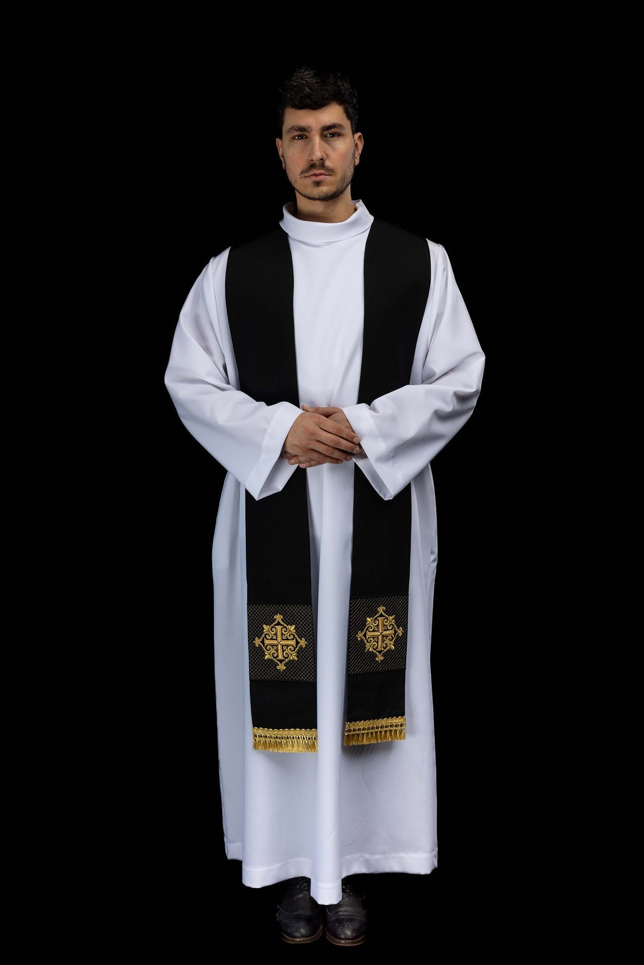 Stuła haftowana z symbolem krzyża aksamit czarna - SZATYLITURGICZNE.PL
