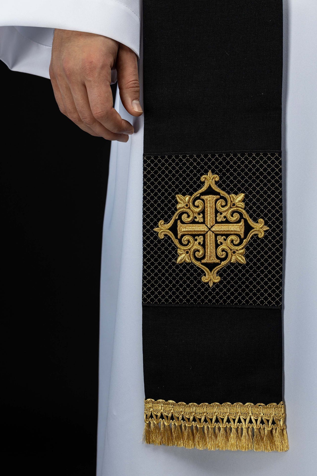 Stuła haftowana z symbolem krzyża aksamit czarna - SZATYLITURGICZNE.PL