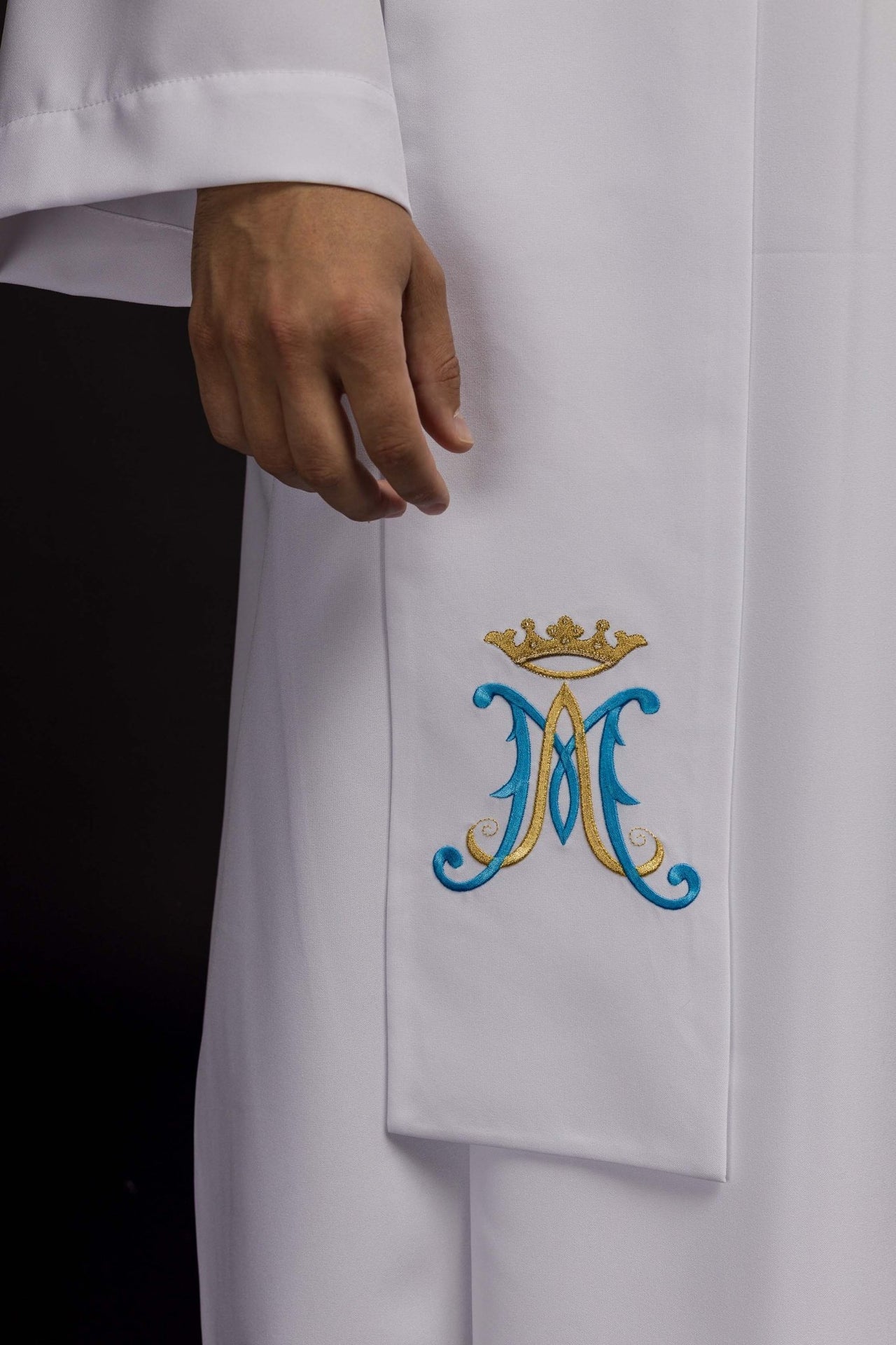Stuła kapłańska biała haftowana - motyw Maryjny z Koroną - SZATYLITURGICZNE.PL