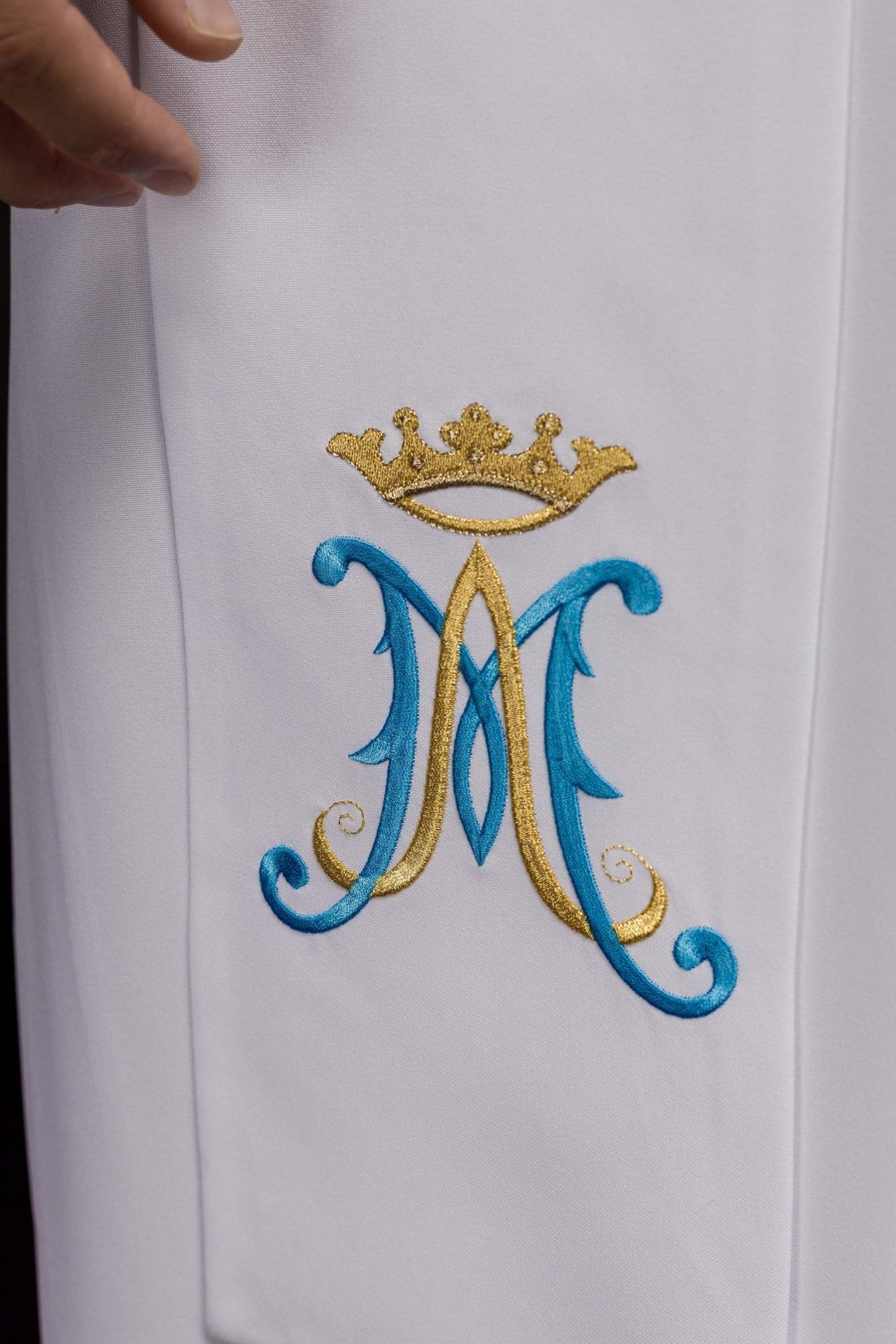 Stuła kapłańska biała haftowana - motyw Maryjny z Koroną - SZATYLITURGICZNE.PL
