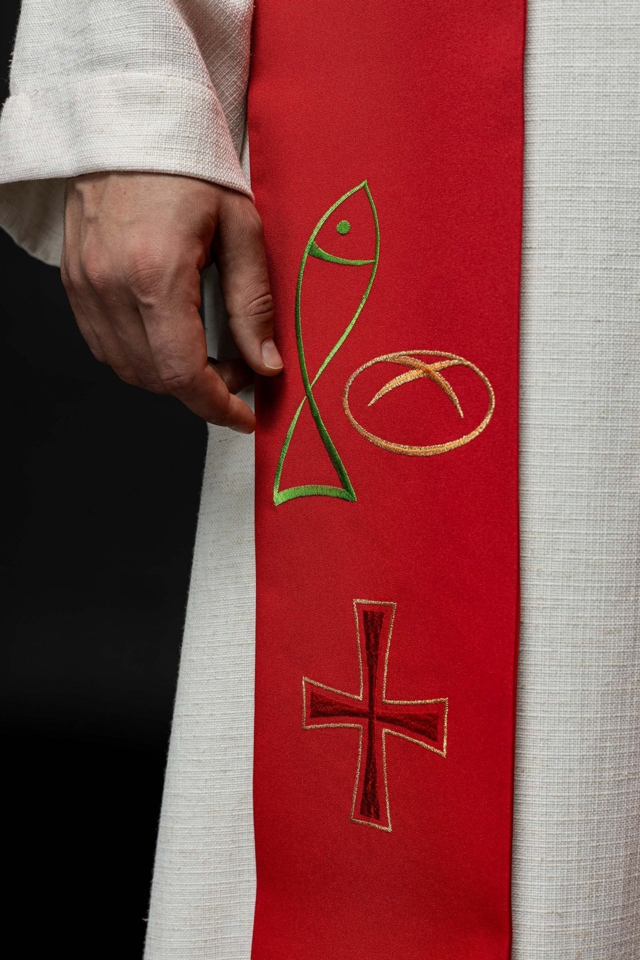 Stuła Kapłańska Czerwona Haftowana Ryba Chleb Krzyż - Elegancka - SZATYLITURGICZNE.PL