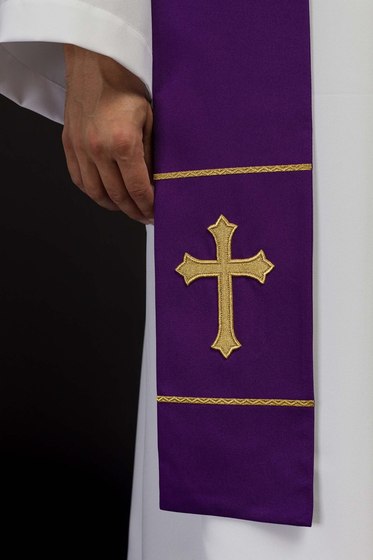 Stuła Kapłańska Fioletowa Haftowana Złotym Krzyżem - Elegancka - SZATYLITURGICZNE.PL