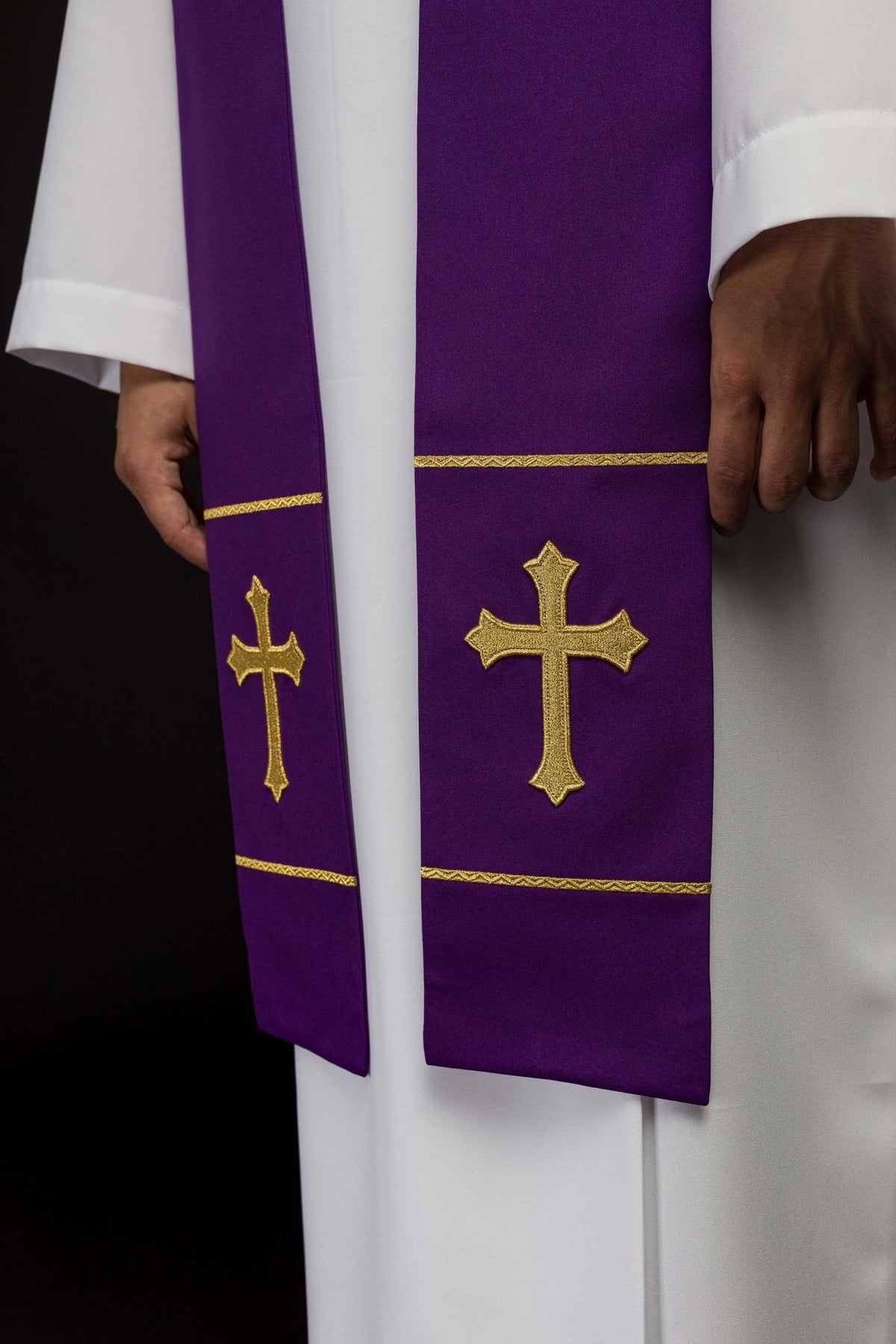 Stuła Kapłańska Fioletowa Haftowana Złotym Krzyżem - Elegancka - SZATYLITURGICZNE.PL