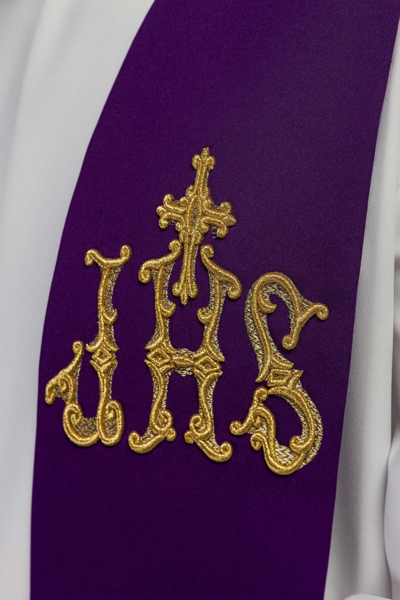 Stuła Kapłańska Fioletowa z Haftem Krzyża i IHS - Elegancka - SZATYLITURGICZNE.PL