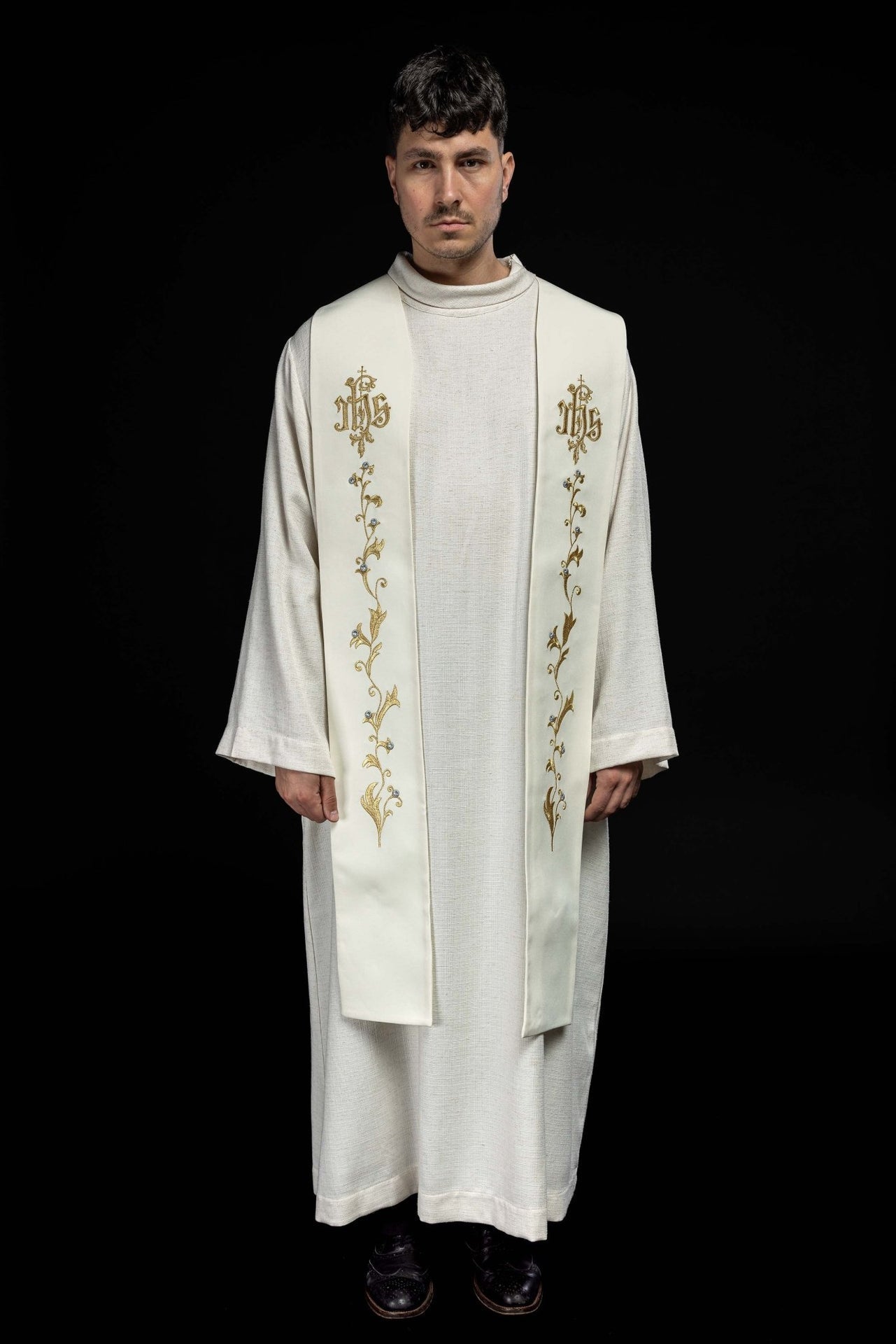 Stuła Kapłańska Haftowana IHS Ecru - Symbolika i Elegancja - SZATYLITURGICZNE.PL