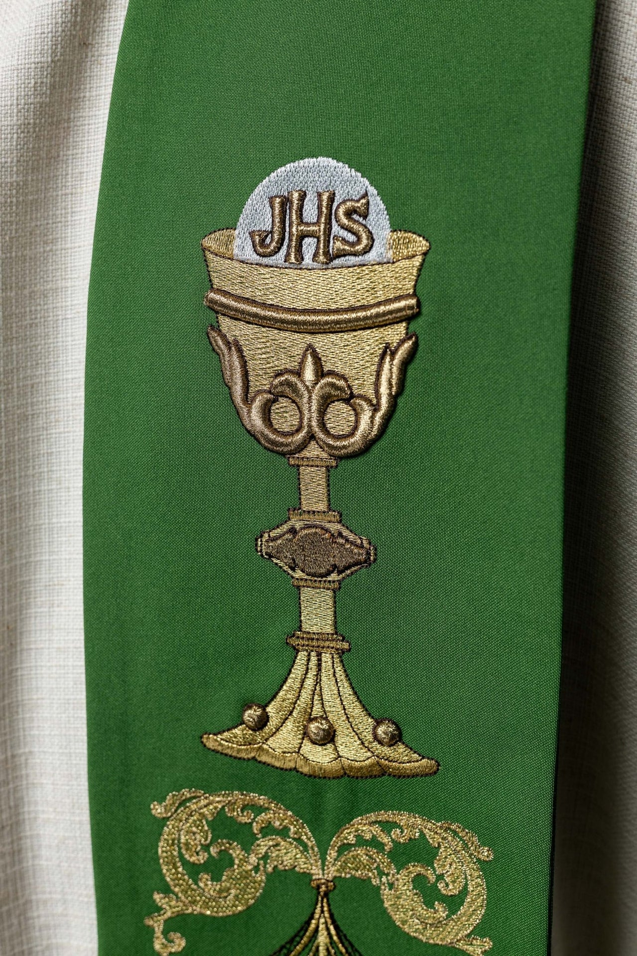 Stuła Kapłańska Zielona z Haftowanym Kielichem IHS - SZATYLITURGICZNE.PL