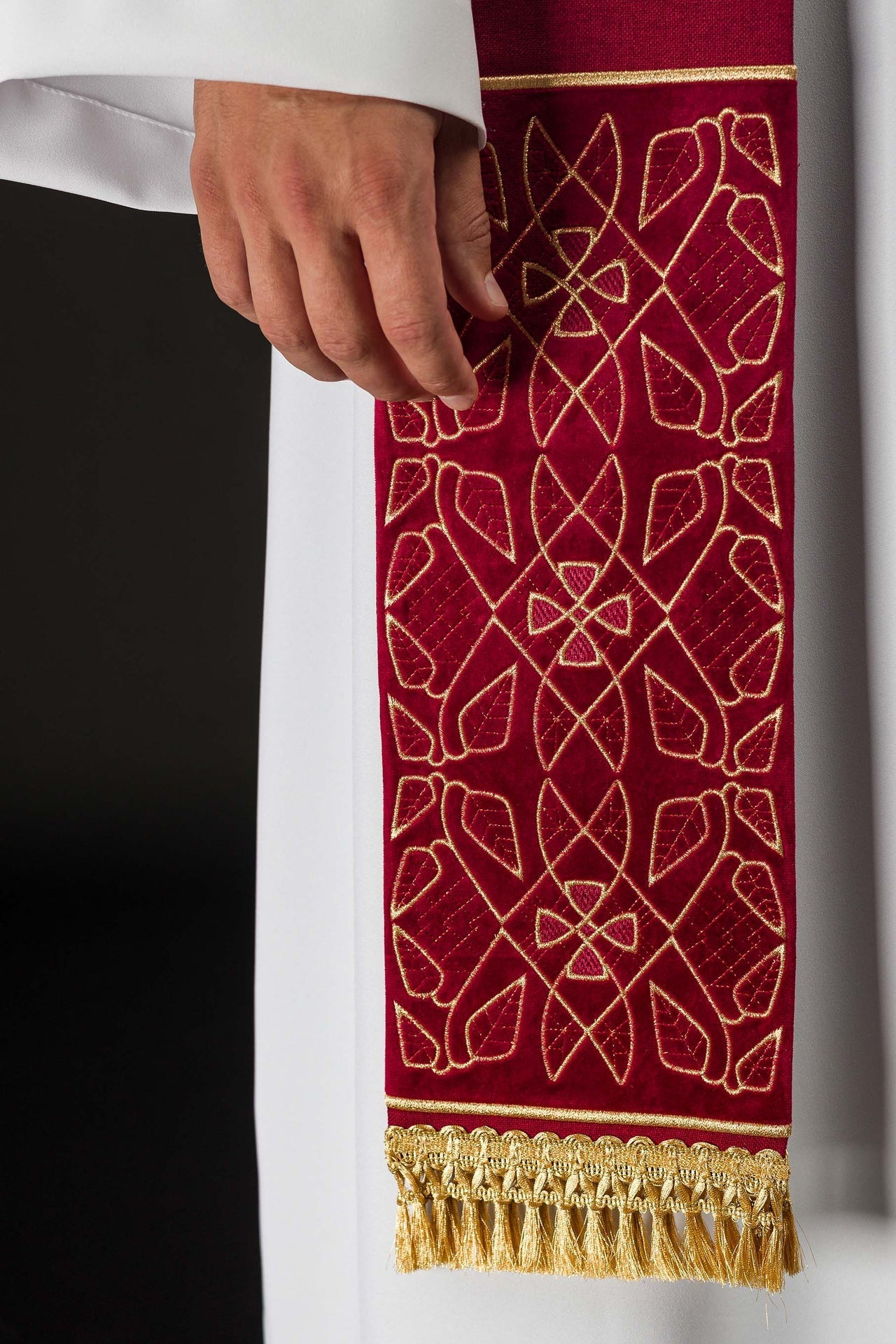 Stuła Liturgiczna Aksamitna IHS Czerwona Haftowana - Polska Produkcja - SZATYLITURGICZNE.PL