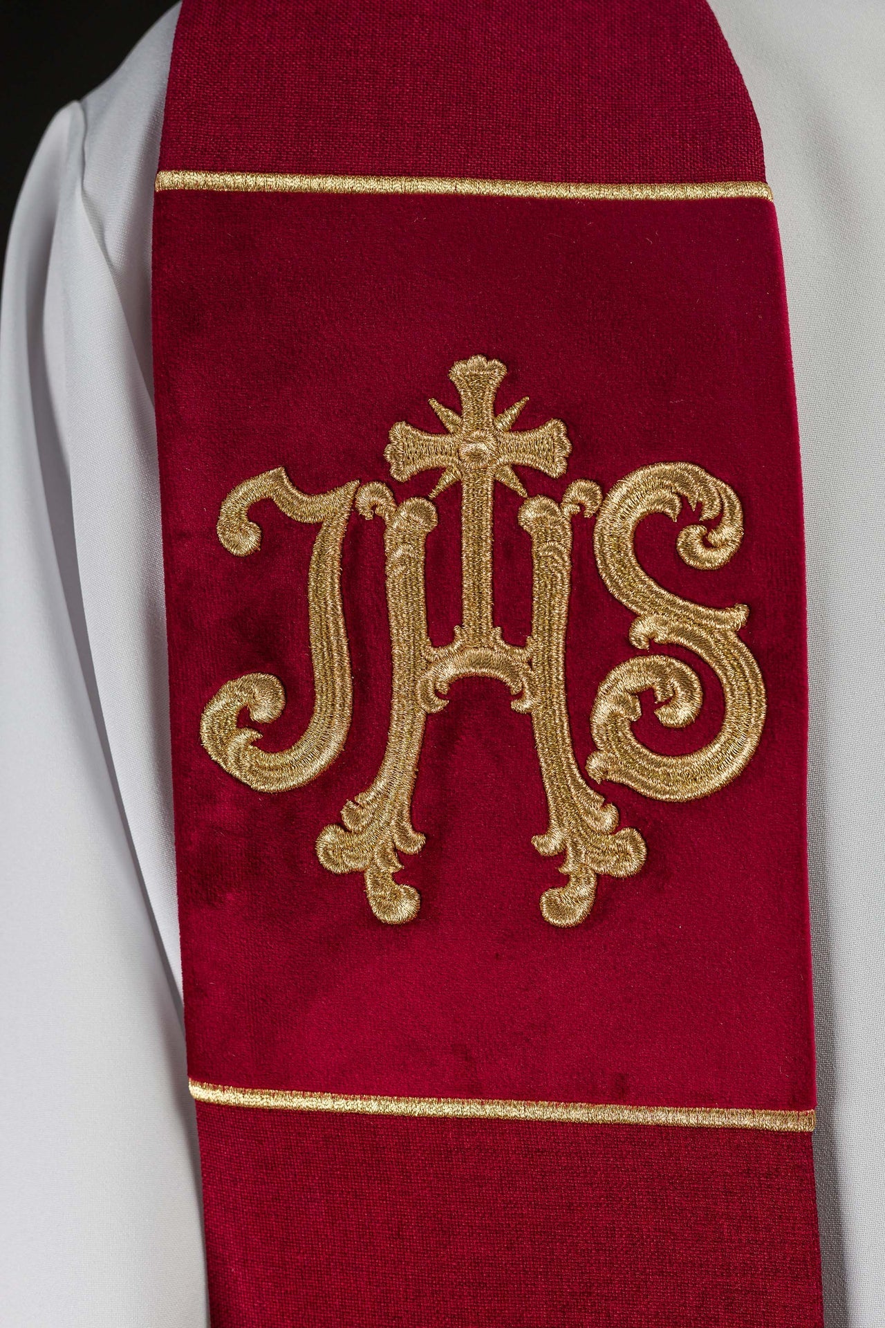 Stuła Liturgiczna Aksamitna IHS Czerwona Haftowana - Polska Produkcja - SZATYLITURGICZNE.PL