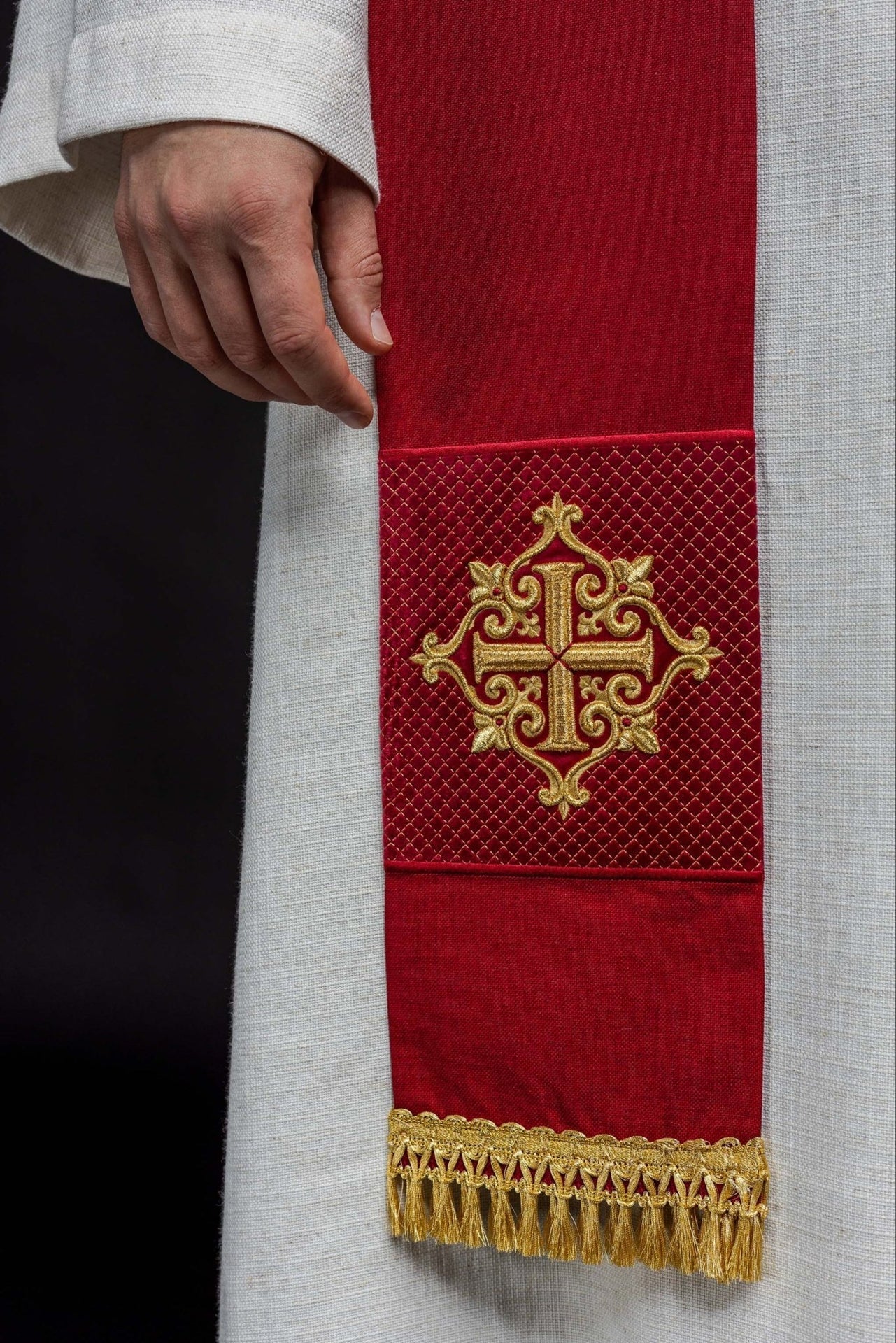 Stuła Liturgiczna Czerwona Aksamitna z Haftowanym Krzyżem - SZATYLITURGICZNE.PL
