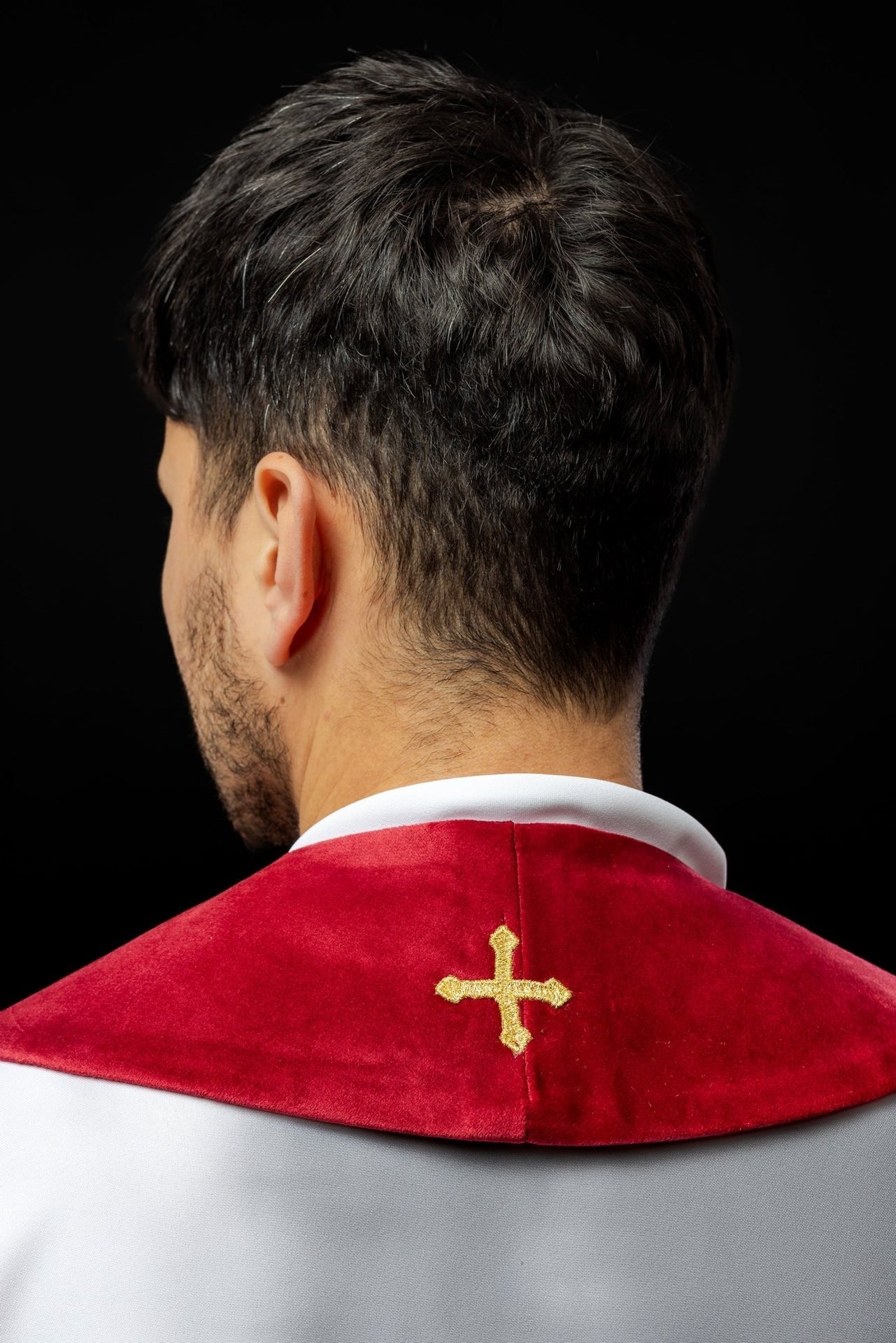 Stuła Liturgiczna Czerwona Haftowana IHS - Polska Produkcja - SZATYLITURGICZNE.PL