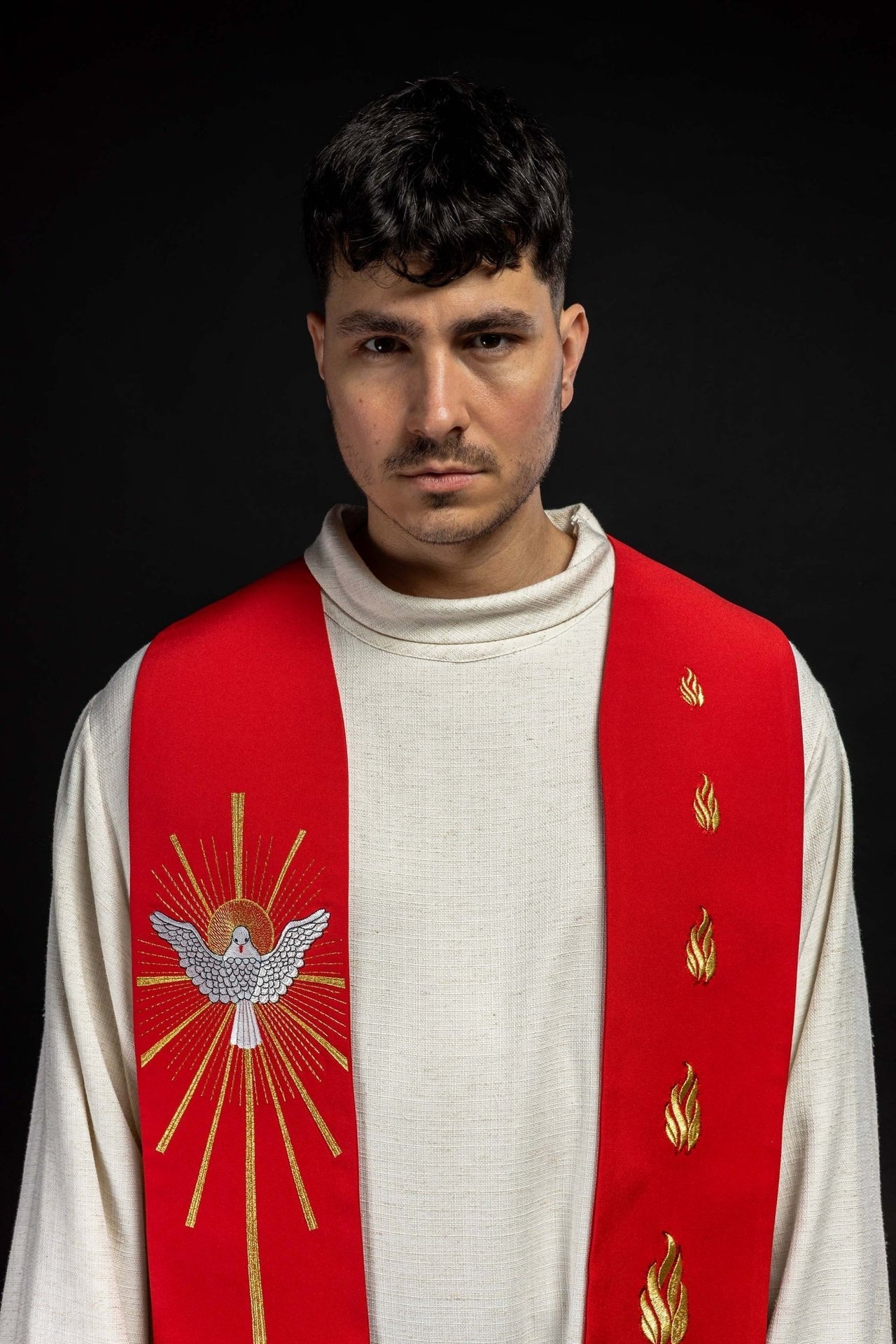 Stuła Liturgiczna Czerwona z Haftem Ducha Świętego - Elegancka - SZATYLITURGICZNE.PL