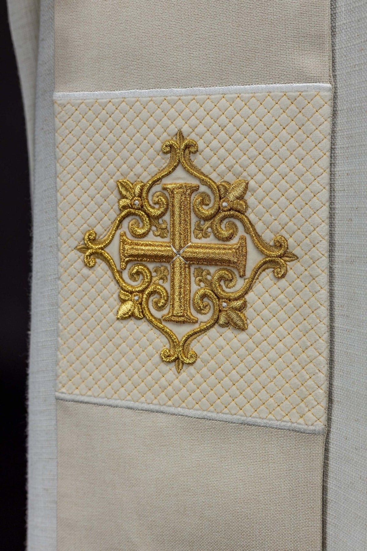 Stuła Liturgiczna Ecru Aksamit - Krzyż Haftowany - SZATYLITURGICZNE.PL