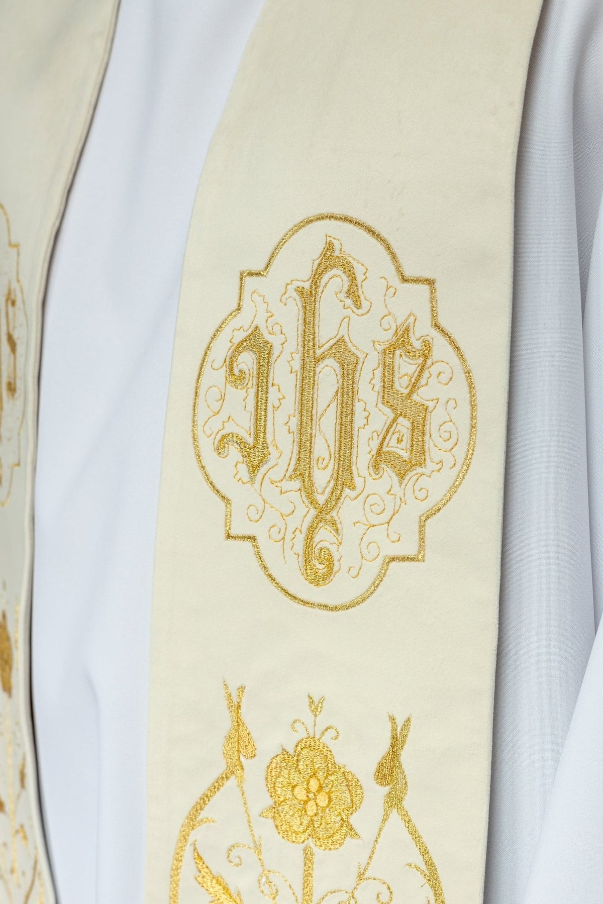 Stuła Liturgiczna Ecru Haft IHS - Elegancka Szata Kapłańska - SZATYLITURGICZNE.PL
