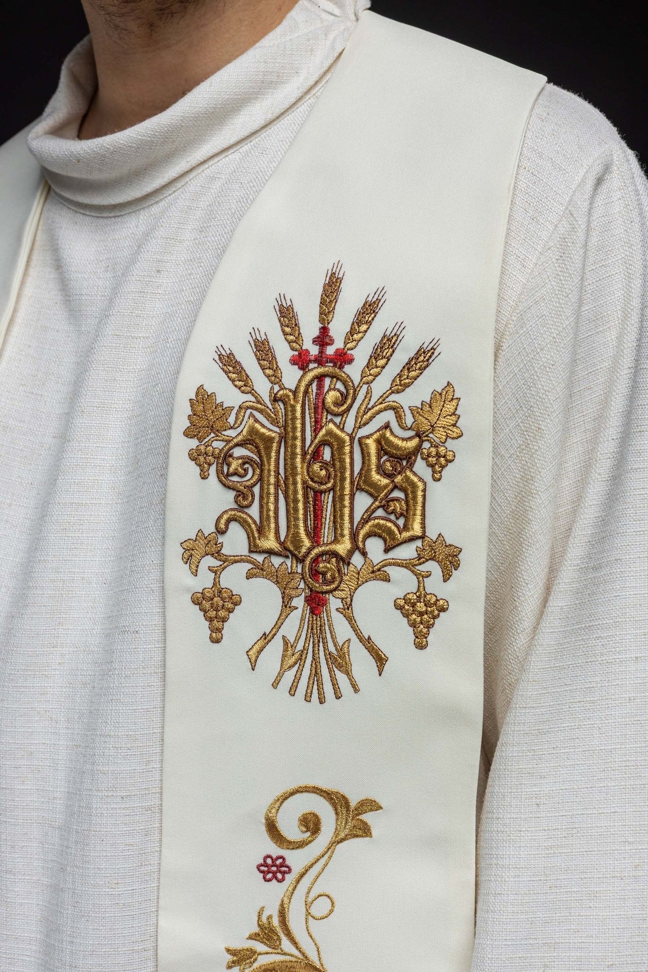 Stuła Liturgiczna Ecru z Haftem IHS i Kielicha - Elegancka - SZATYLITURGICZNE.PL