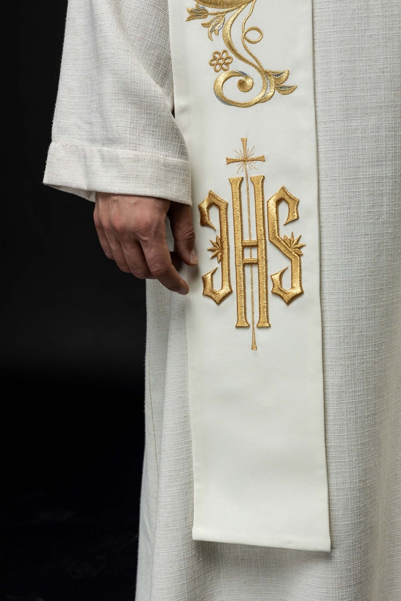 Stuła Liturgiczna Ecru z Haftem IHS - SzatyLiturgiczne.pl - SZATYLITURGICZNE.PL