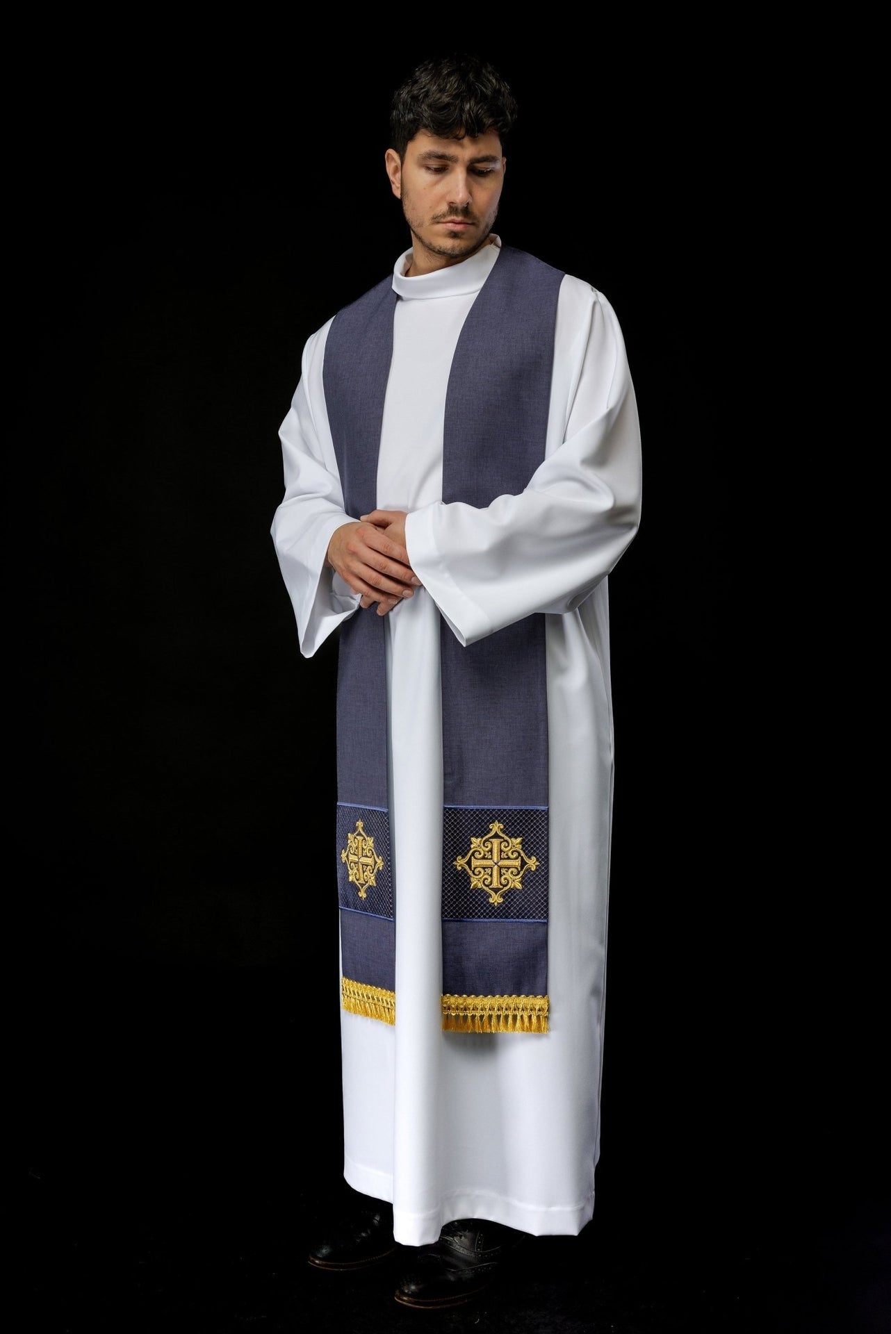 Stuła Liturgiczna Fioletowa Aksamitna z Krzyżem Haftowanym - SZATYLITURGICZNE.PL