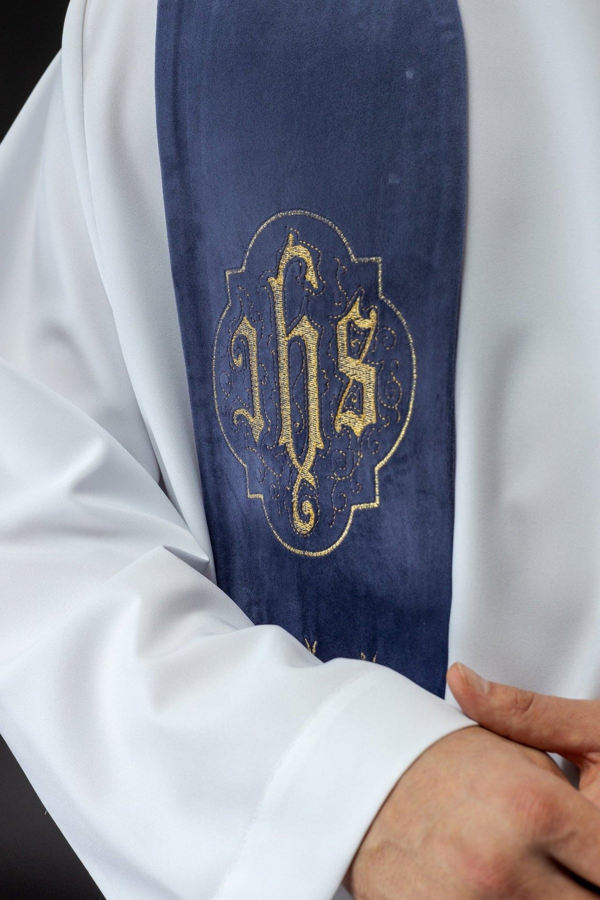 Stuła Liturgiczna Fioletowa Haft IHS - Polska Produkcja - SZATYLITURGICZNE.PL