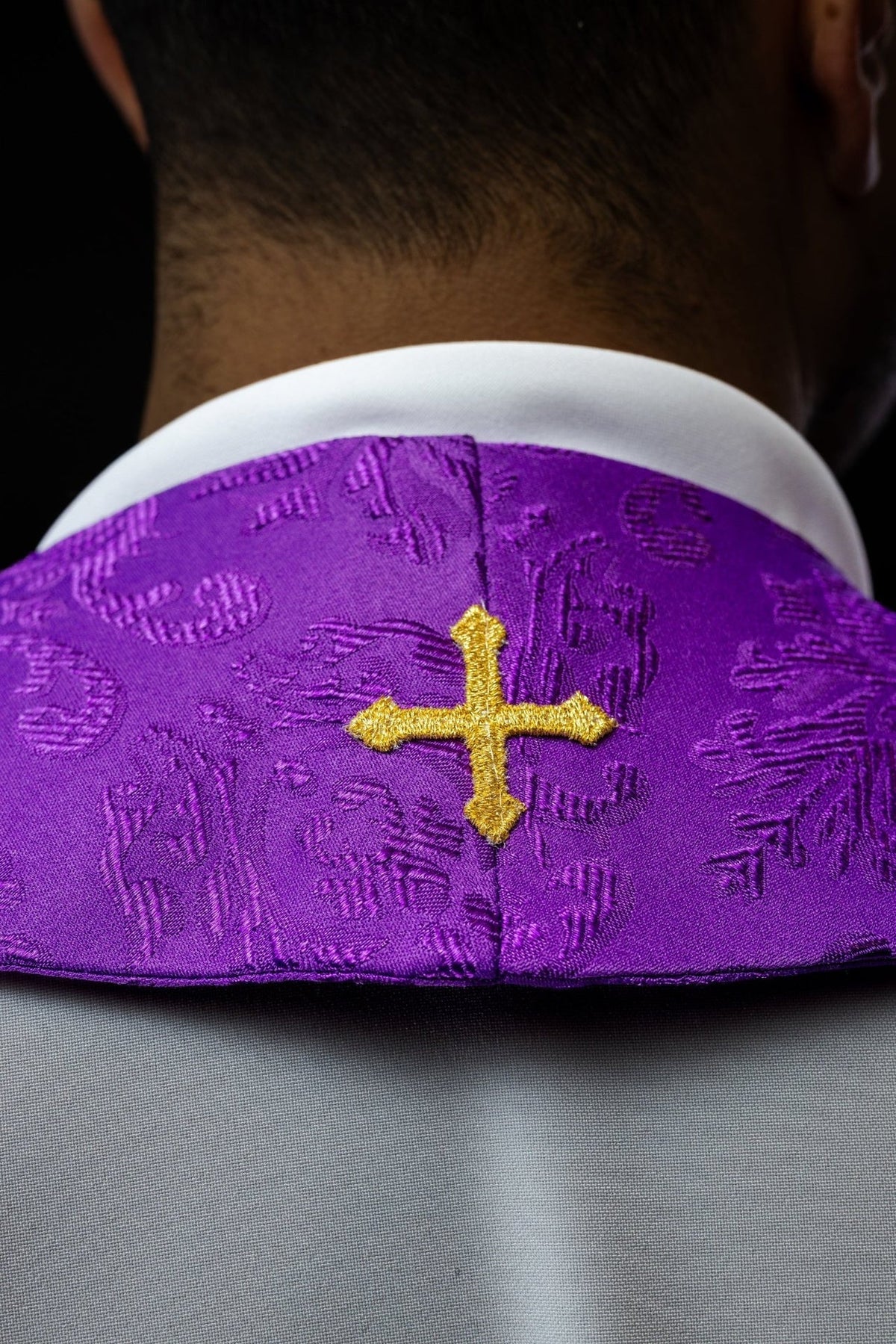 Stuła Liturgiczna Fioletowa Żakardowa z Krzyżami Haftowanymi - SZATYLITURGICZNE.PL