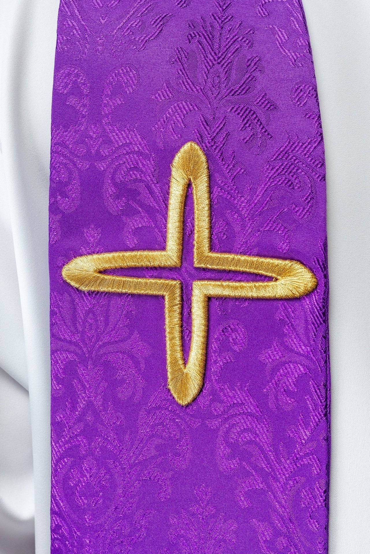 Stuła Liturgiczna Fioletowa Żakardowa z Krzyżami Haftowanymi - SZATYLITURGICZNE.PL