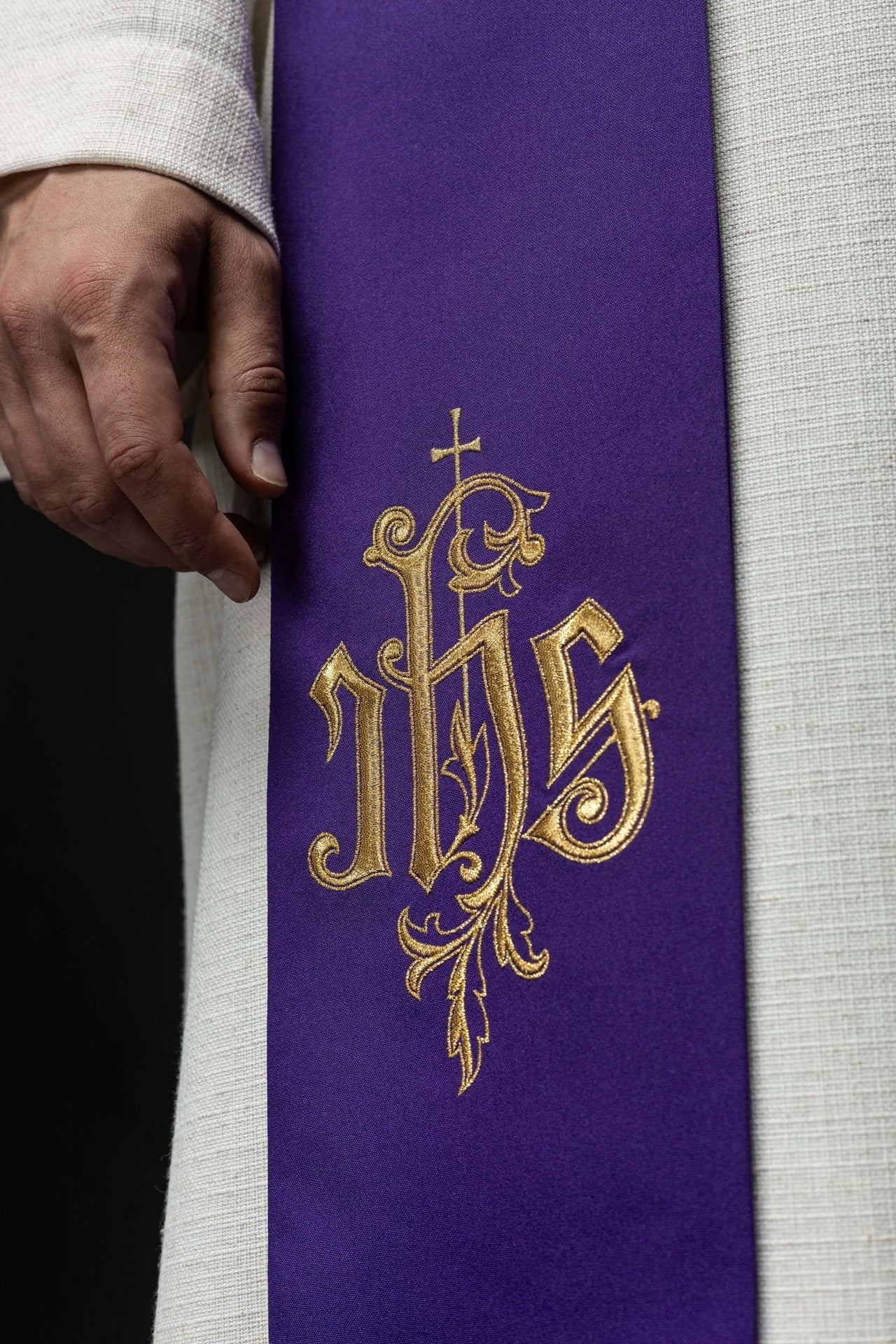Stuła Liturgiczna Haftowana IHS - Elegancka Stuła Kapłańska - SZATYLITURGICZNE.PL