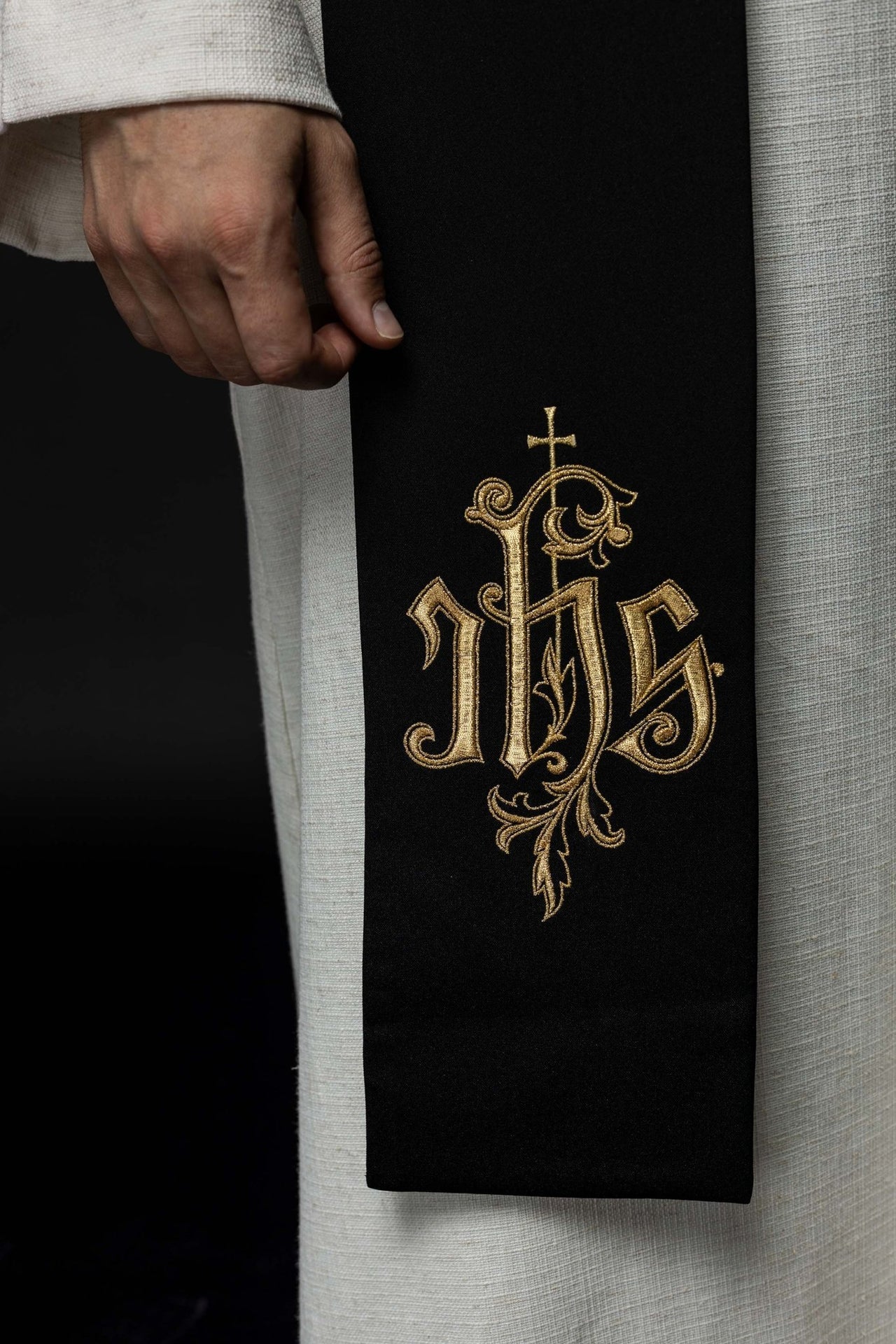 Stuła Liturgiczna IHS Haftowana - Elegancka Szata Kapłańska - SZATYLITURGICZNE.PL