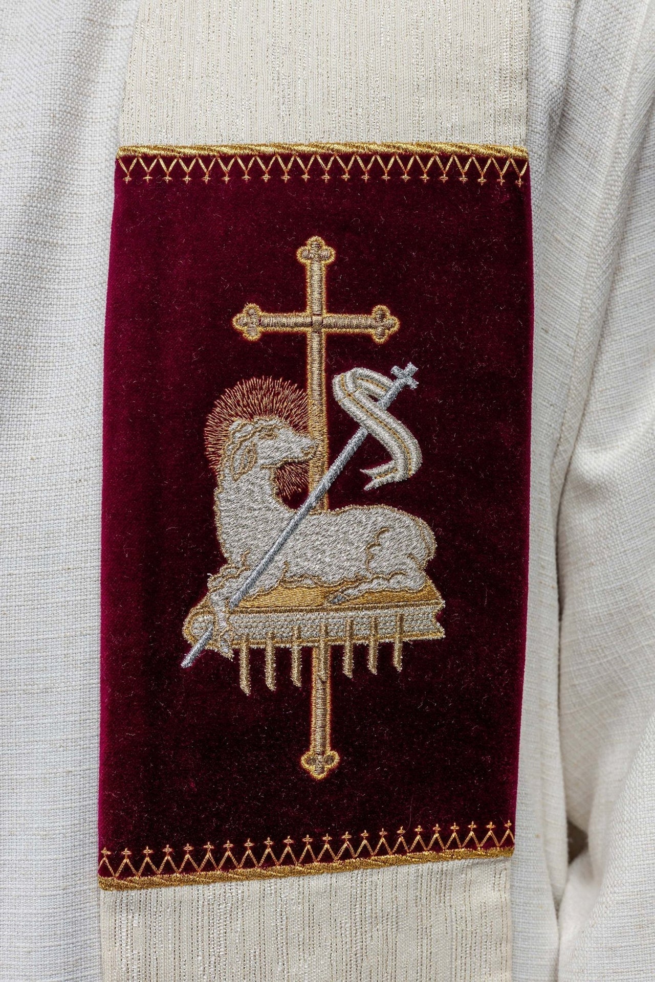 Stuła Liturgiczna z Haftem Baranka Bożego i JHS - SZATYLITURGICZNE.PL