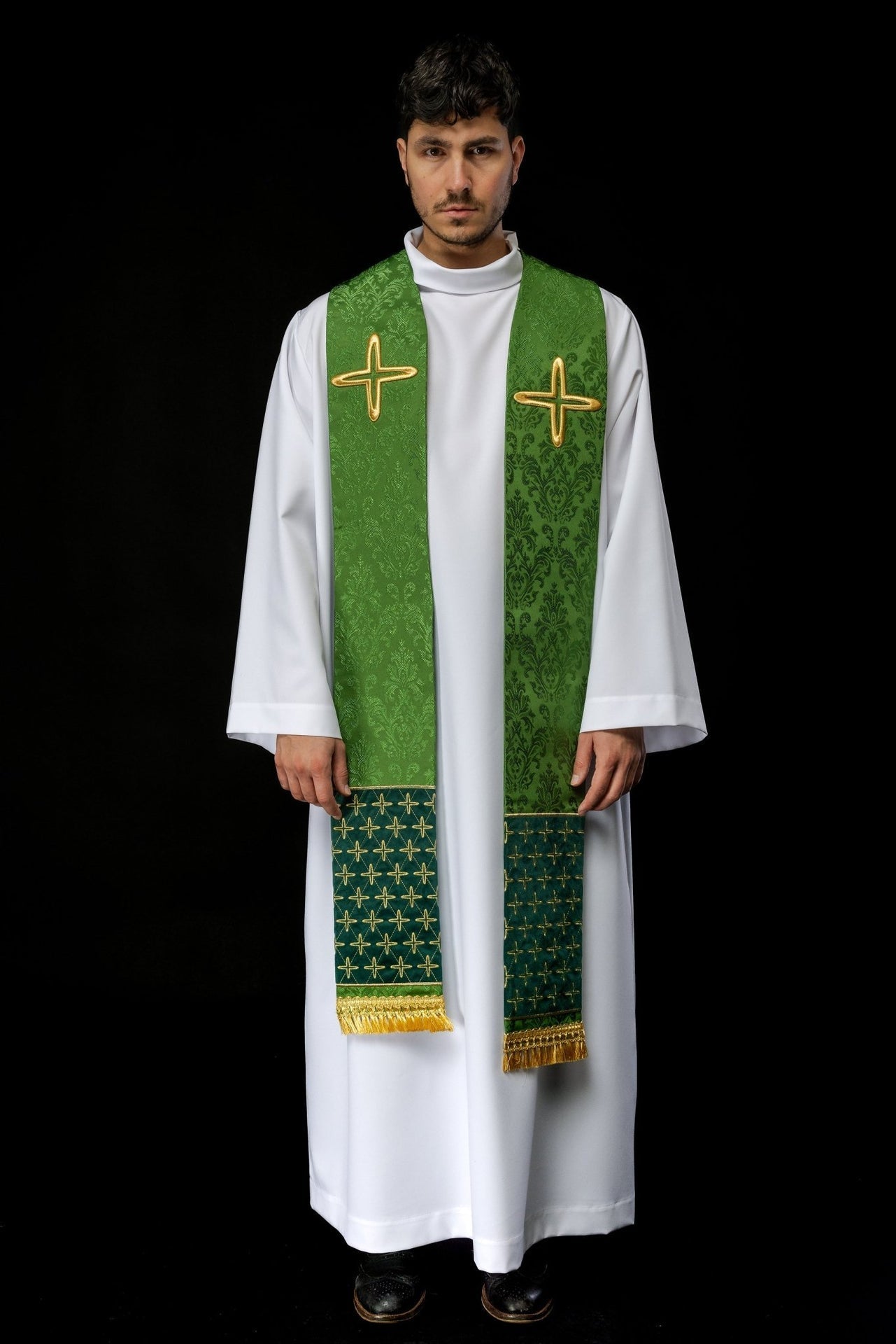 Stuła Liturgiczna Zielona Żakardowa z Haftowanymi Krzyżami - SZATYLITURGICZNE.PL