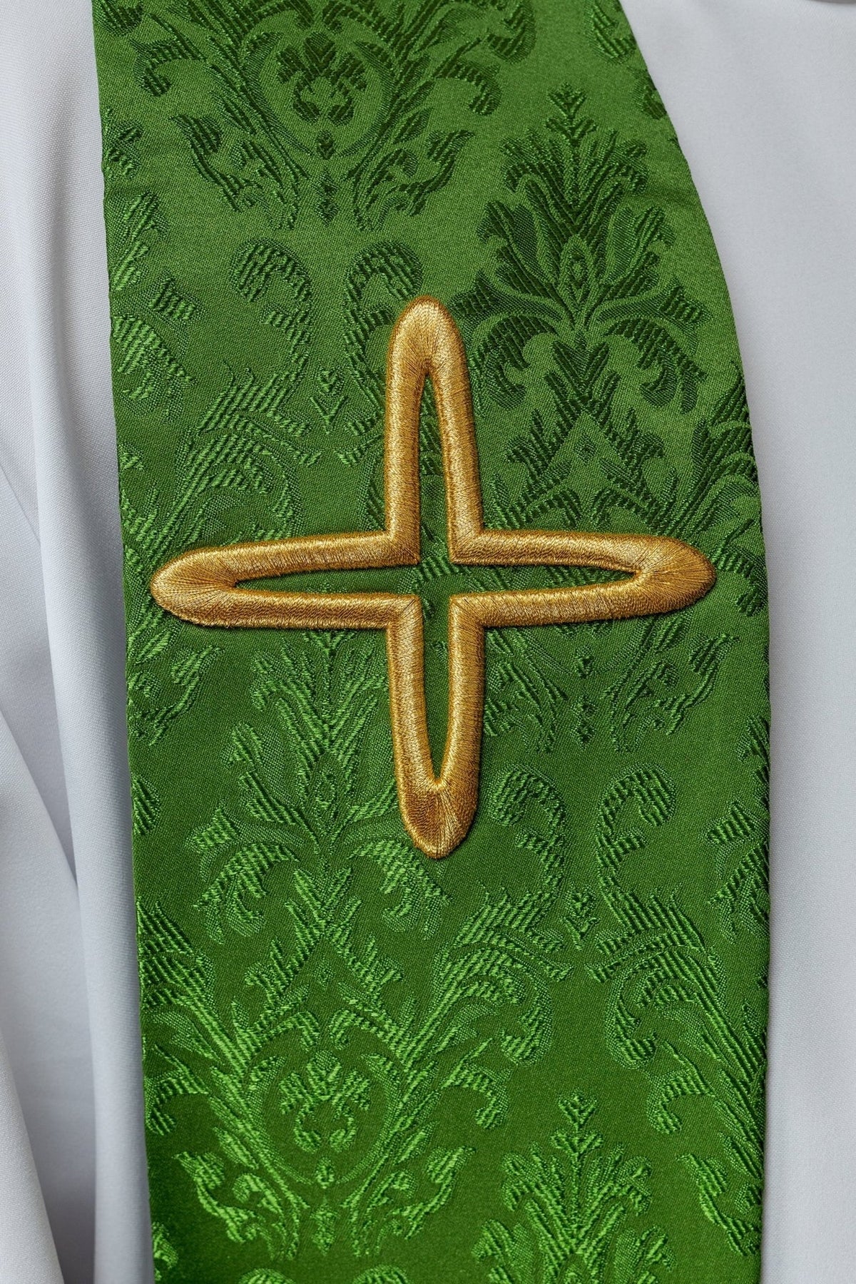 Stuła Liturgiczna Zielona Żakardowa z Haftowanymi Krzyżami - SZATYLITURGICZNE.PL
