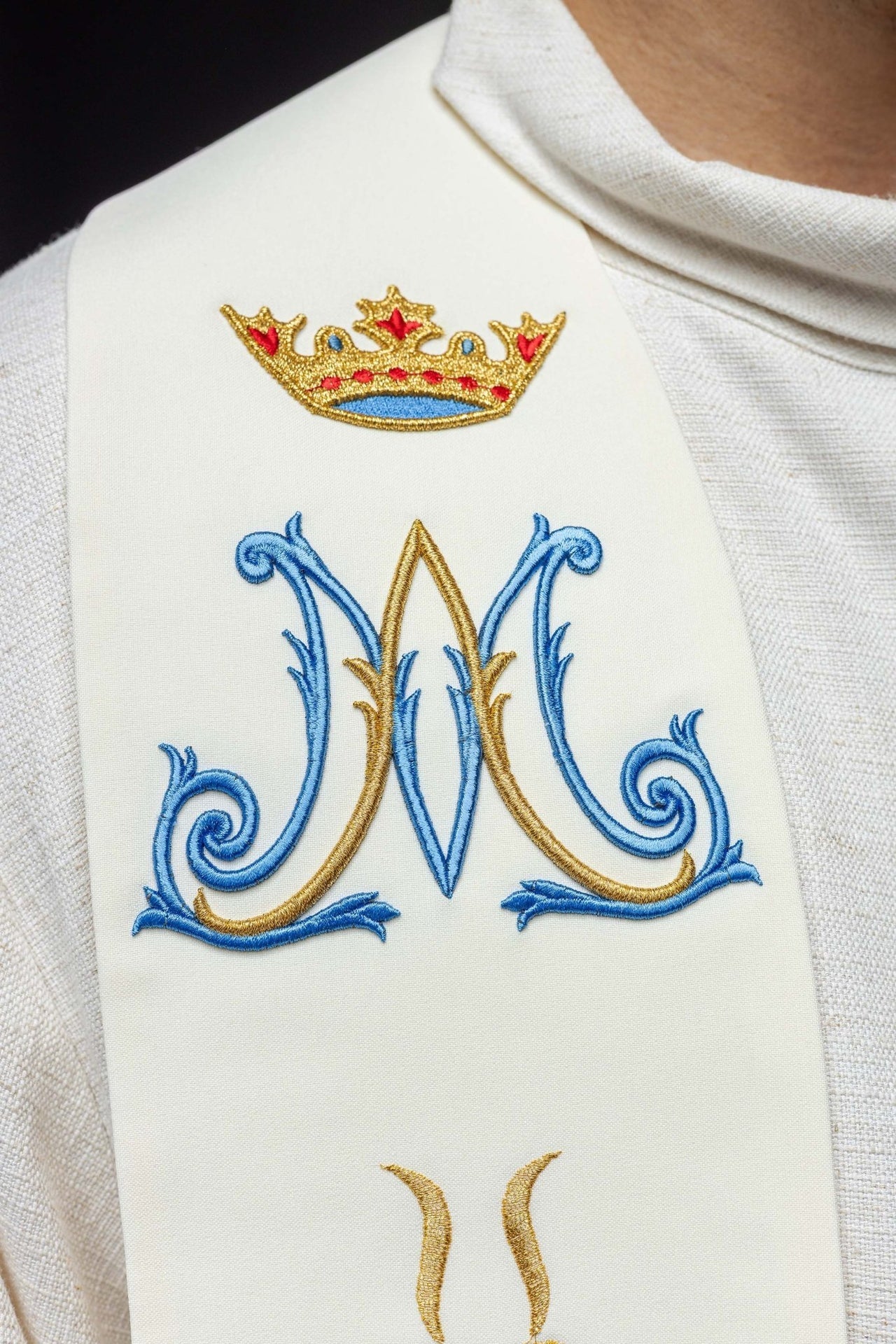 Stuła Maryjna Haftowana Ecru - Symbolika i Elegancja - SZATYLITURGICZNE.PL