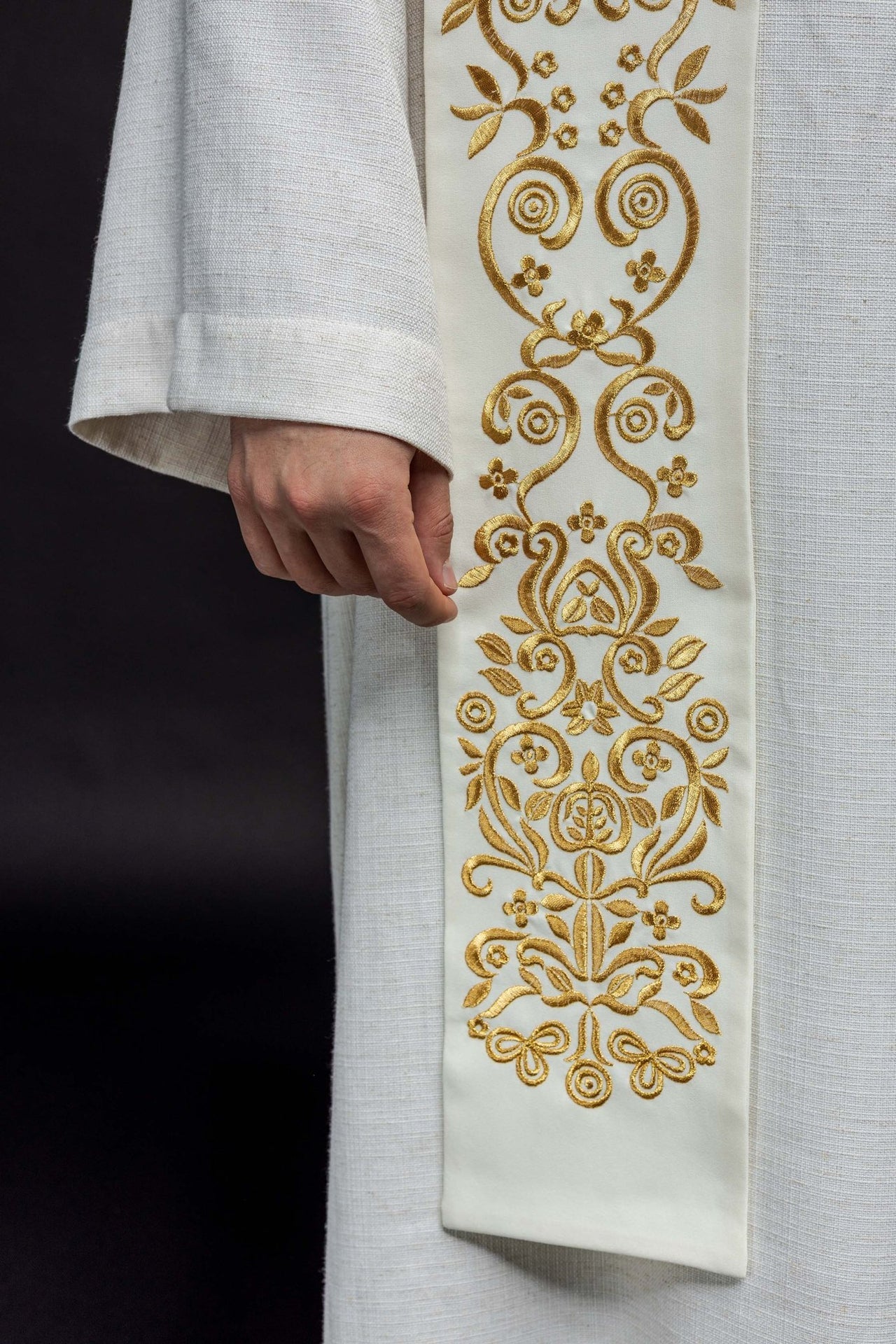Stuła Maryjna Haftowana Ecru - Symbolika i Elegancja - SZATYLITURGICZNE.PL