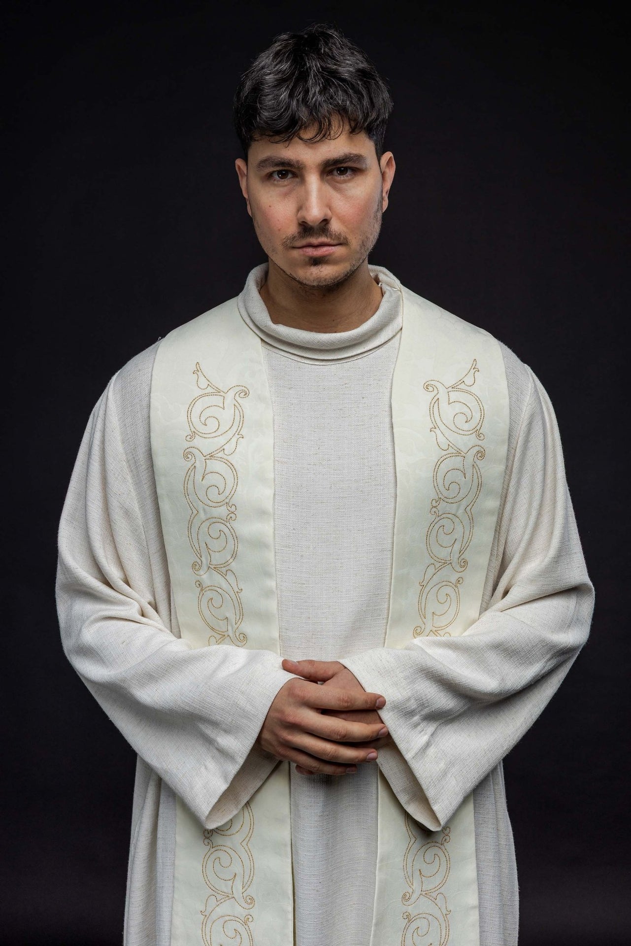 Stuła Rzymska Ecru z Haftowanym Krzyżem - Szaty Liturgiczne - SZATYLITURGICZNE.PL