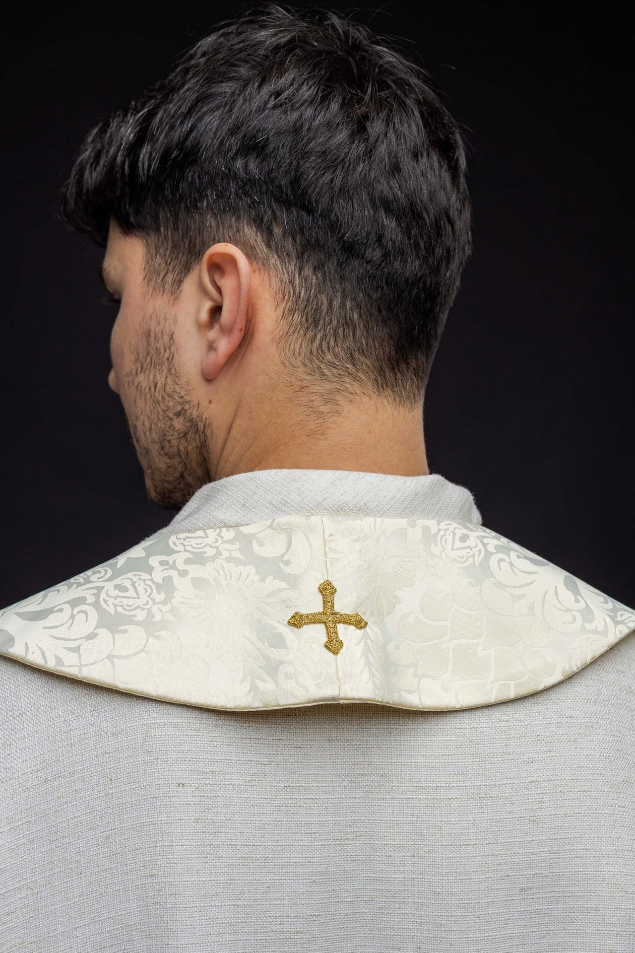 Stuła Rzymska Ecru/Biała z Złotym Haftem Liturgicznym - SZATYLITURGICZNE.PL