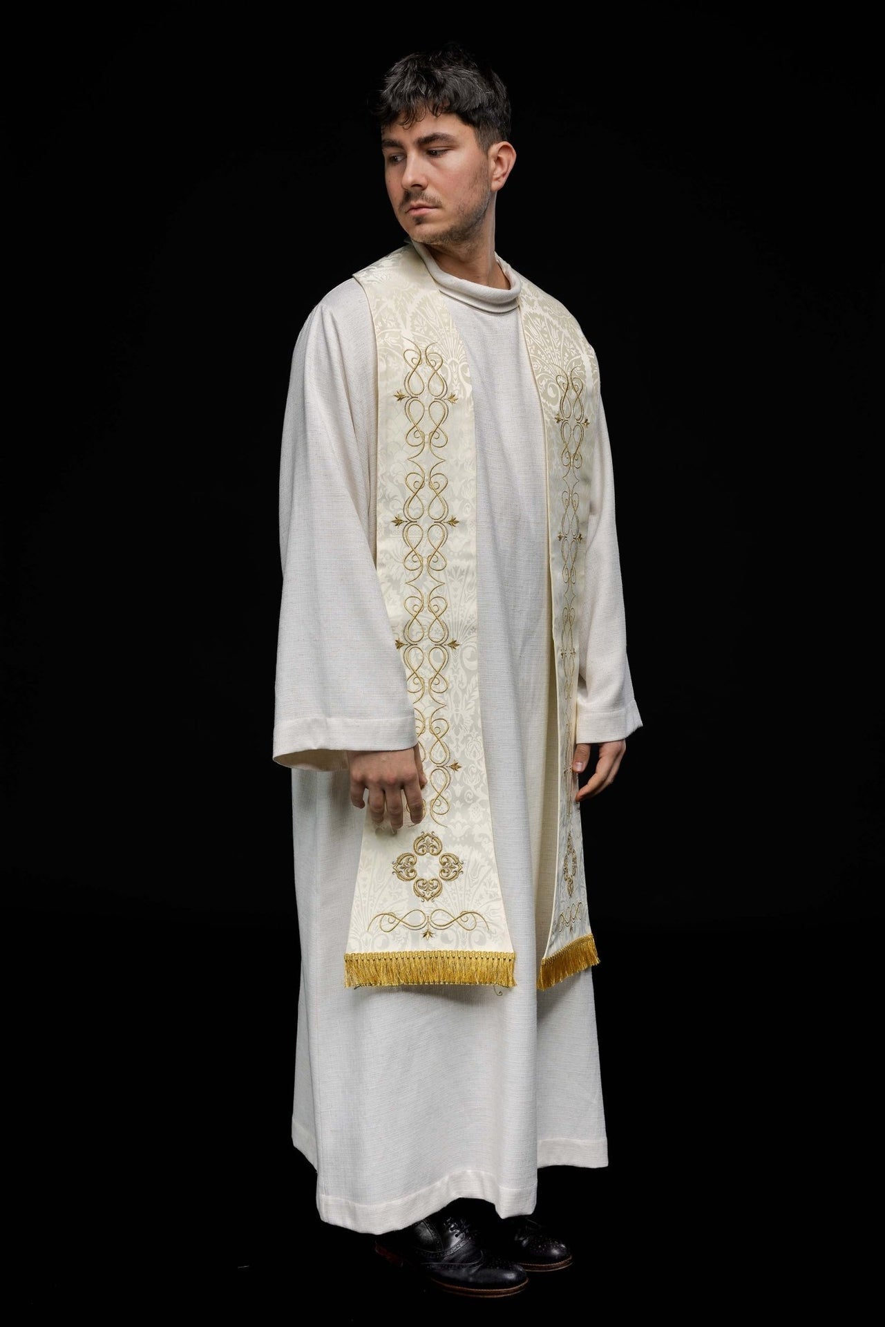 Stuła Rzymska Ecru/Biała z Złotym Haftem Liturgicznym - SZATYLITURGICZNE.PL