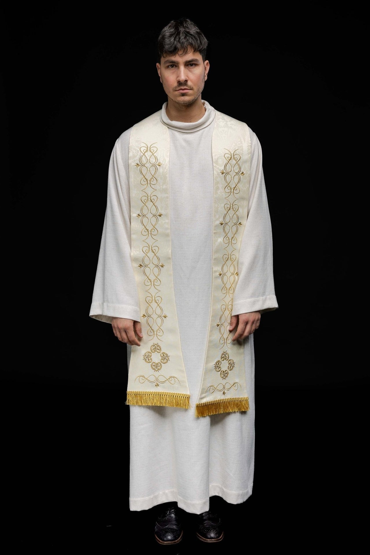 Stuła Rzymska Ecru/Biała z Złotym Haftem Liturgicznym - SZATYLITURGICZNE.PL