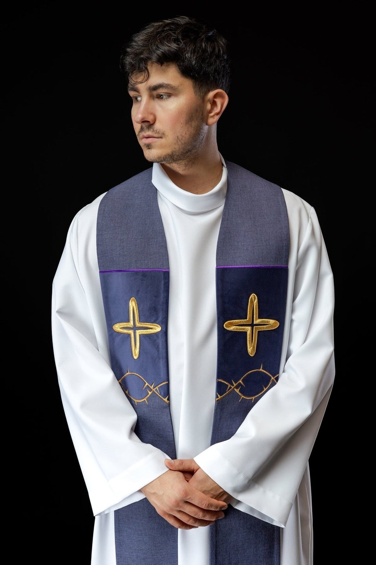 Stuła Wielkopostna Fioletowa z Haftowanymi Krzyżami - Elegancka - SZATYLITURGICZNE.PL