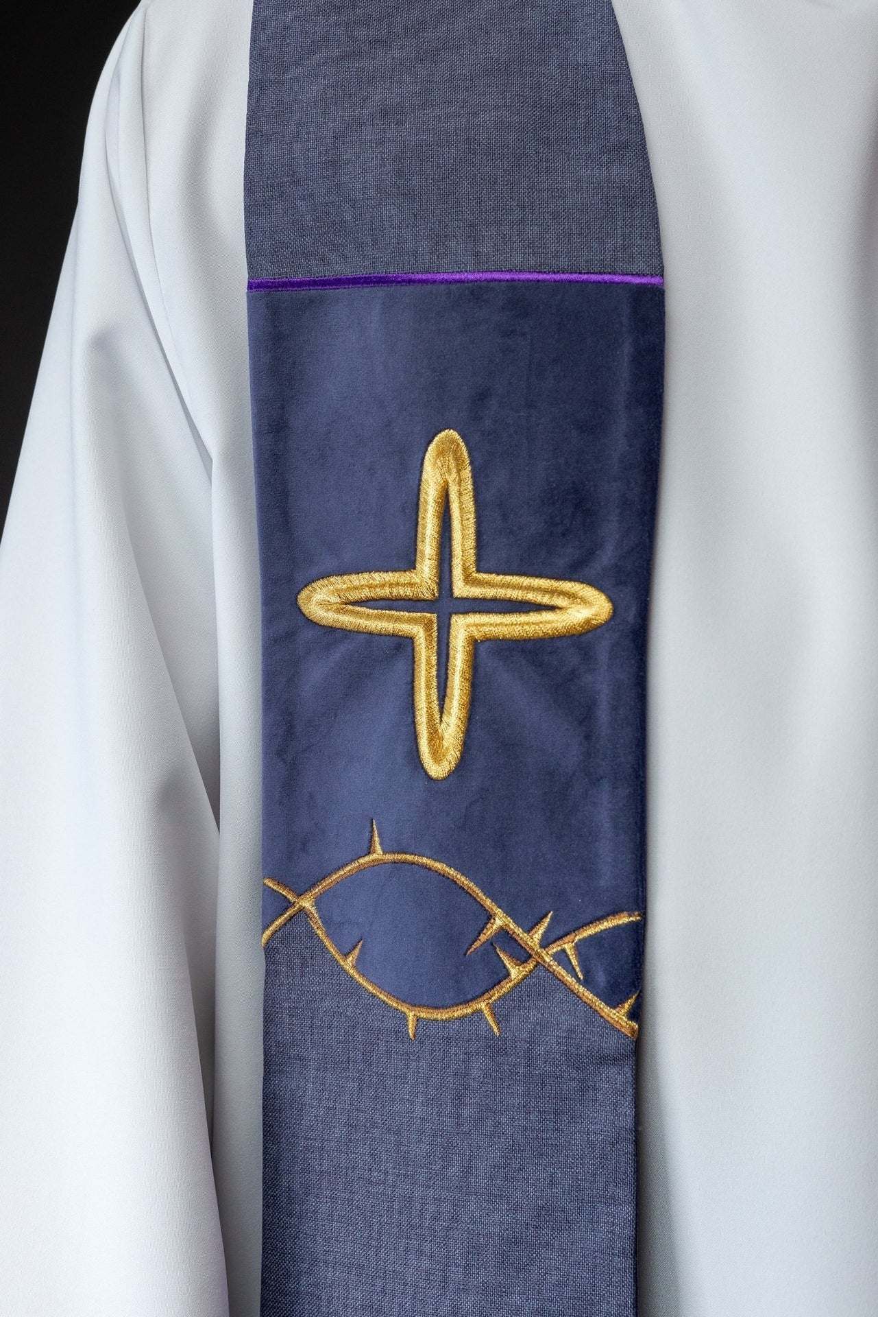 Stuła Wielkopostna Fioletowa z Haftowanymi Krzyżami - Elegancka - SZATYLITURGICZNE.PL