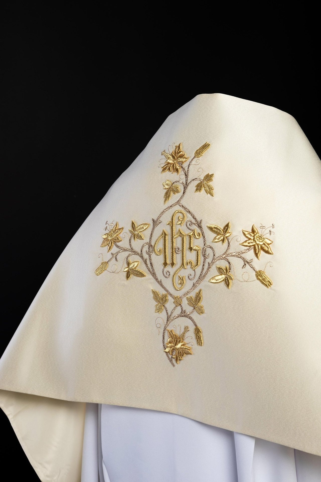 Welon Naramienny Liturgiczny Ecru z Haftem IHS - Motyw Florystyczny - SZATYLITURGICZNE.PL