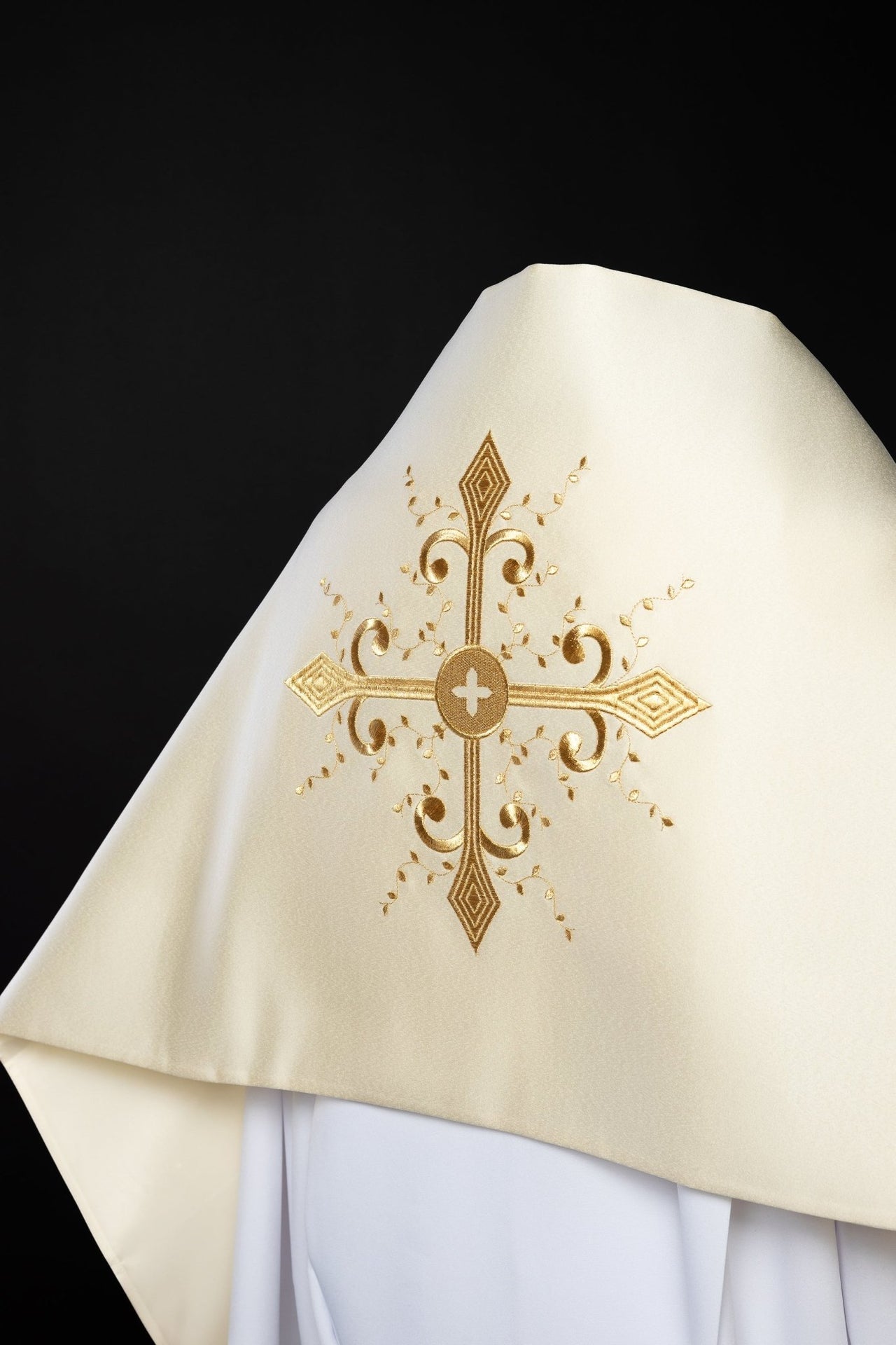 Welon Naramienny Liturgiczny Ecru z Haftowanym Krzyżem - SZATYLITURGICZNE.PL