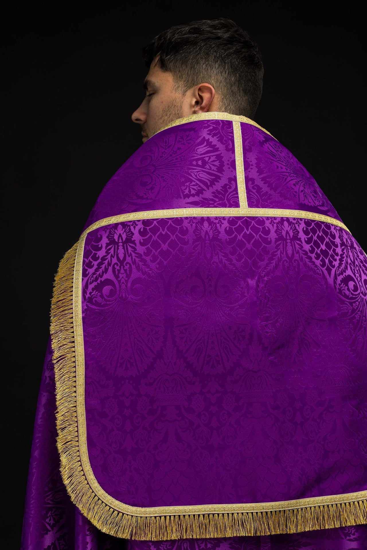 Żakardowa kapa rzymska gładka Fioletowa - SZATYLITURGICZNE.PL