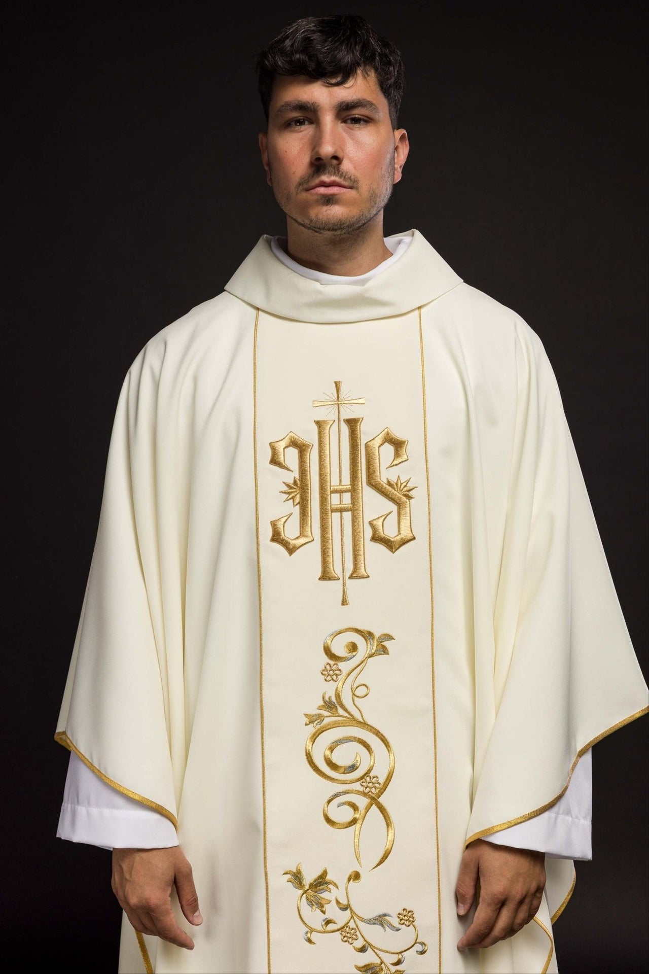 Zdobiony Ornat IHS w kolorze ecru - SZATYLITURGICZNE.PL