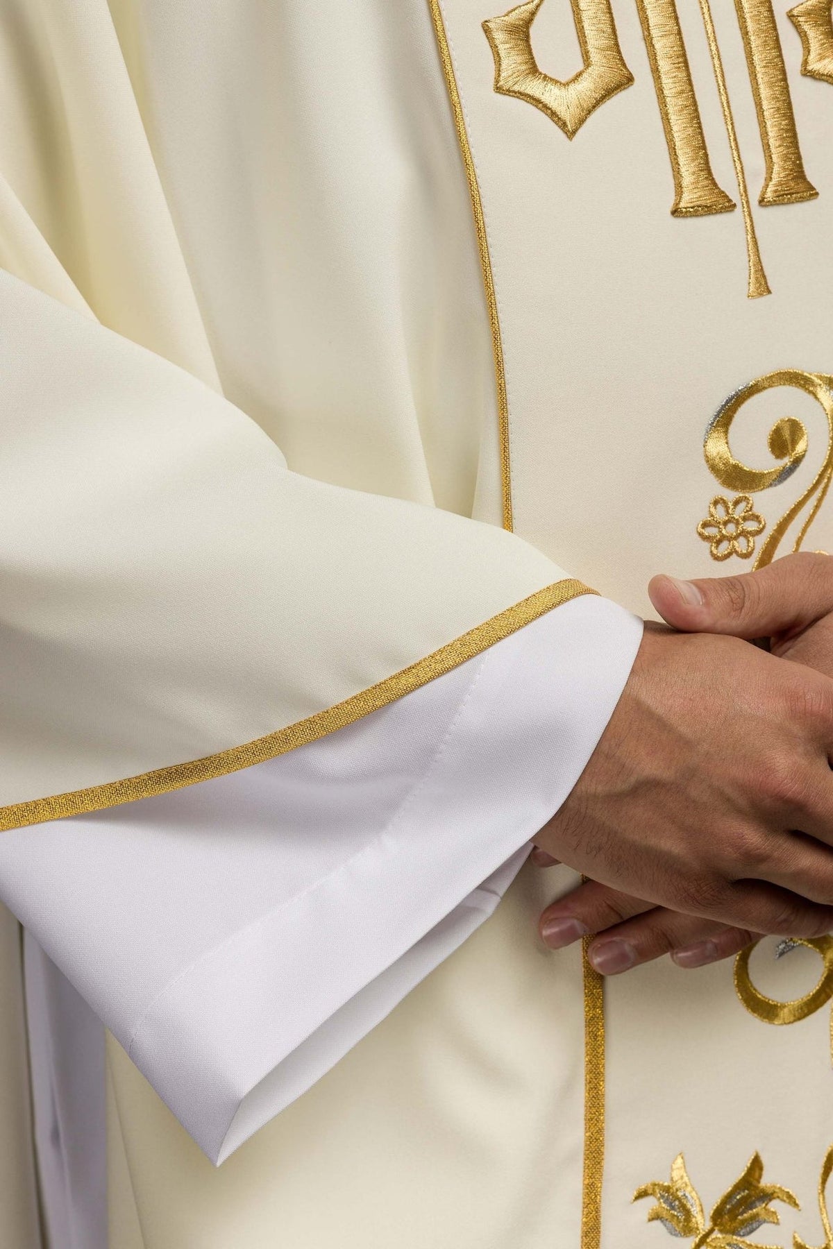 Zdobiony Ornat IHS w kolorze ecru - SZATYLITURGICZNE.PL