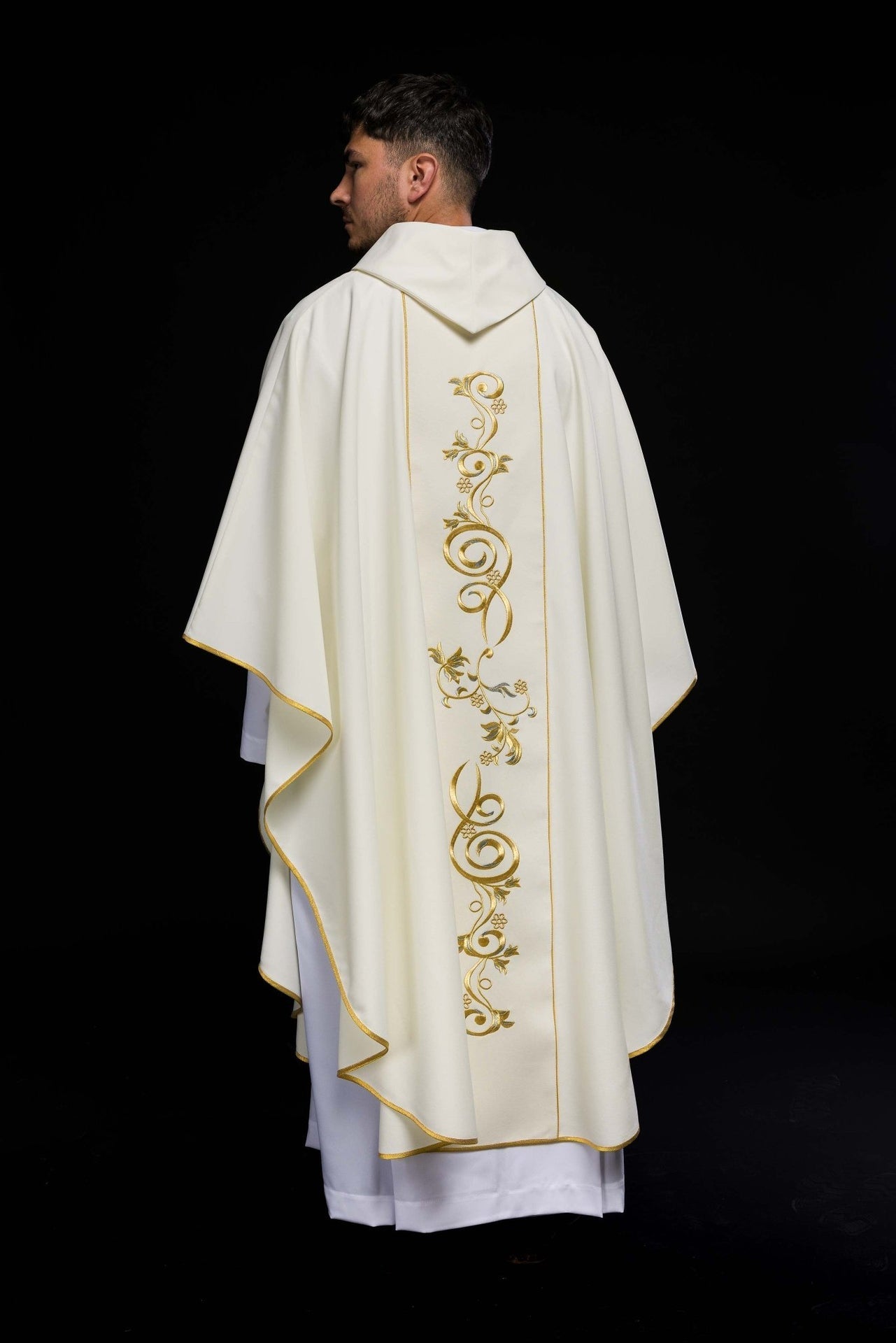 Zdobiony Ornat IHS w kolorze ecru - SZATYLITURGICZNE.PL